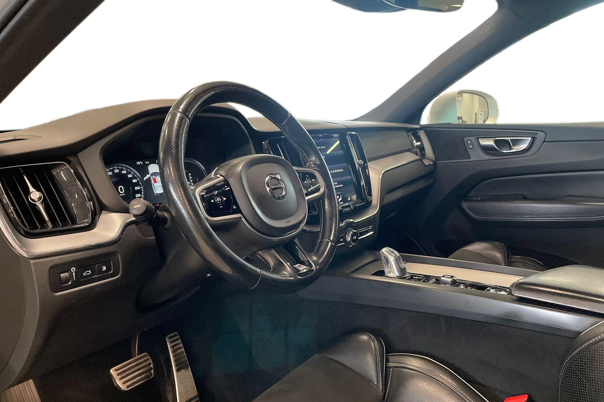 valkoinen Volvo XC60 2018 kuva 8.