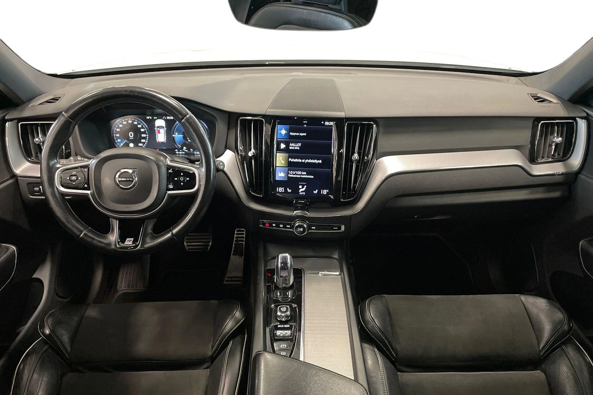 valkoinen Volvo XC60 2018 kuva 9.