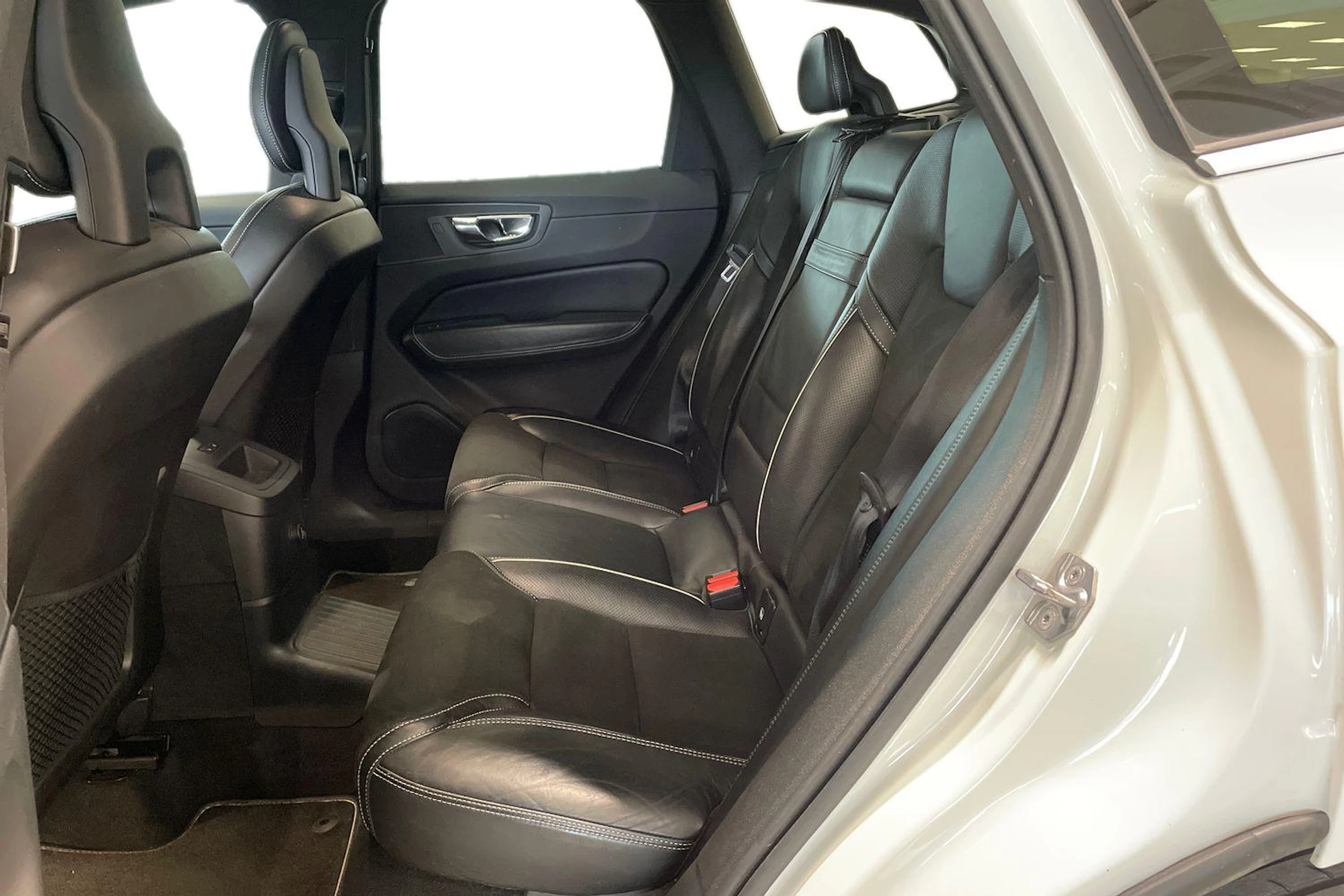 valkoinen Volvo XC60 2018 kuva 11.