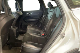 valkoinen Volvo XC60 2018 kuva 11.