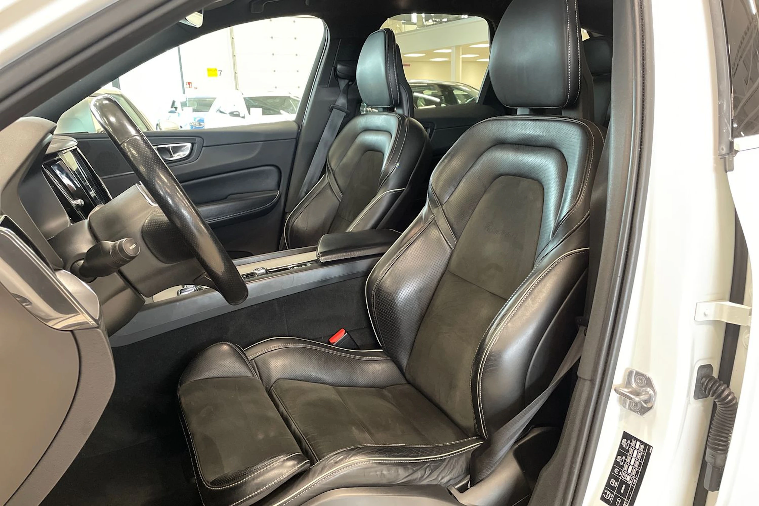 valkoinen Volvo XC60 2018 kuva 15.