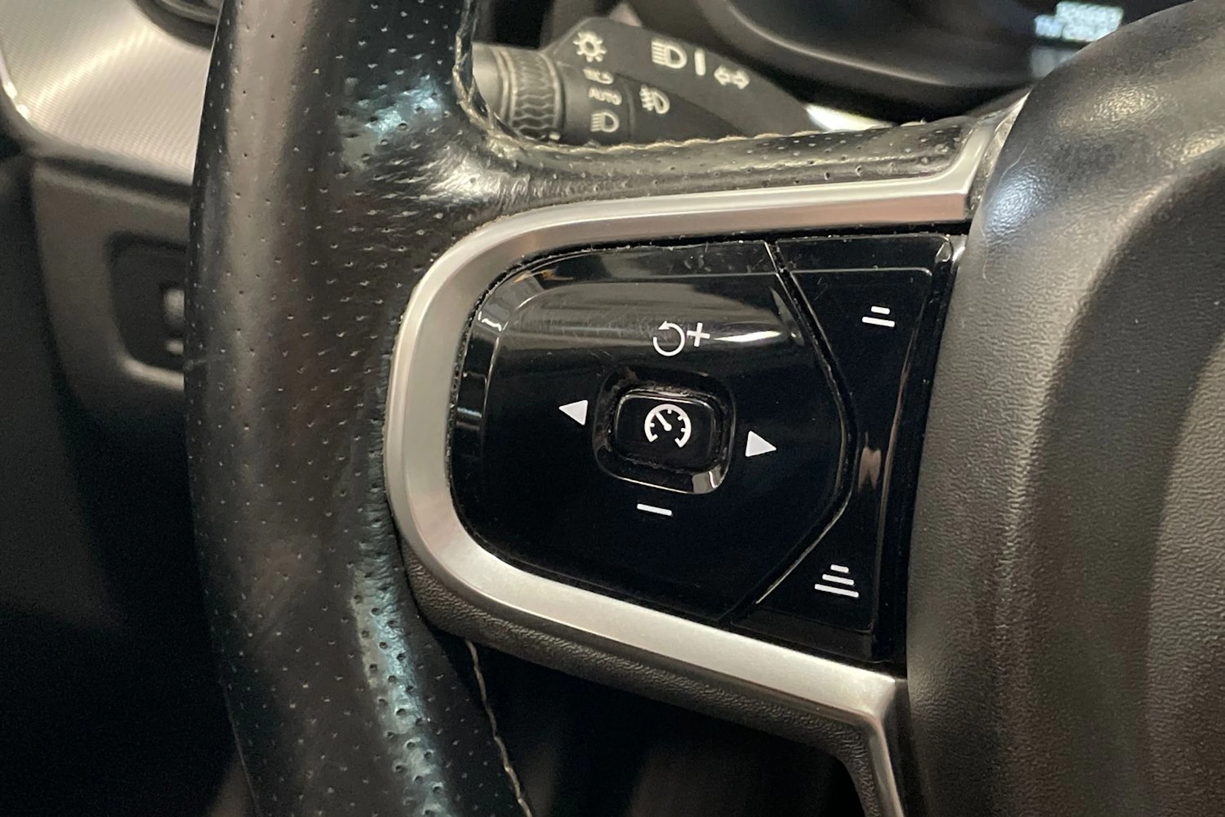 valkoinen Volvo XC60 2018 kuva 21.