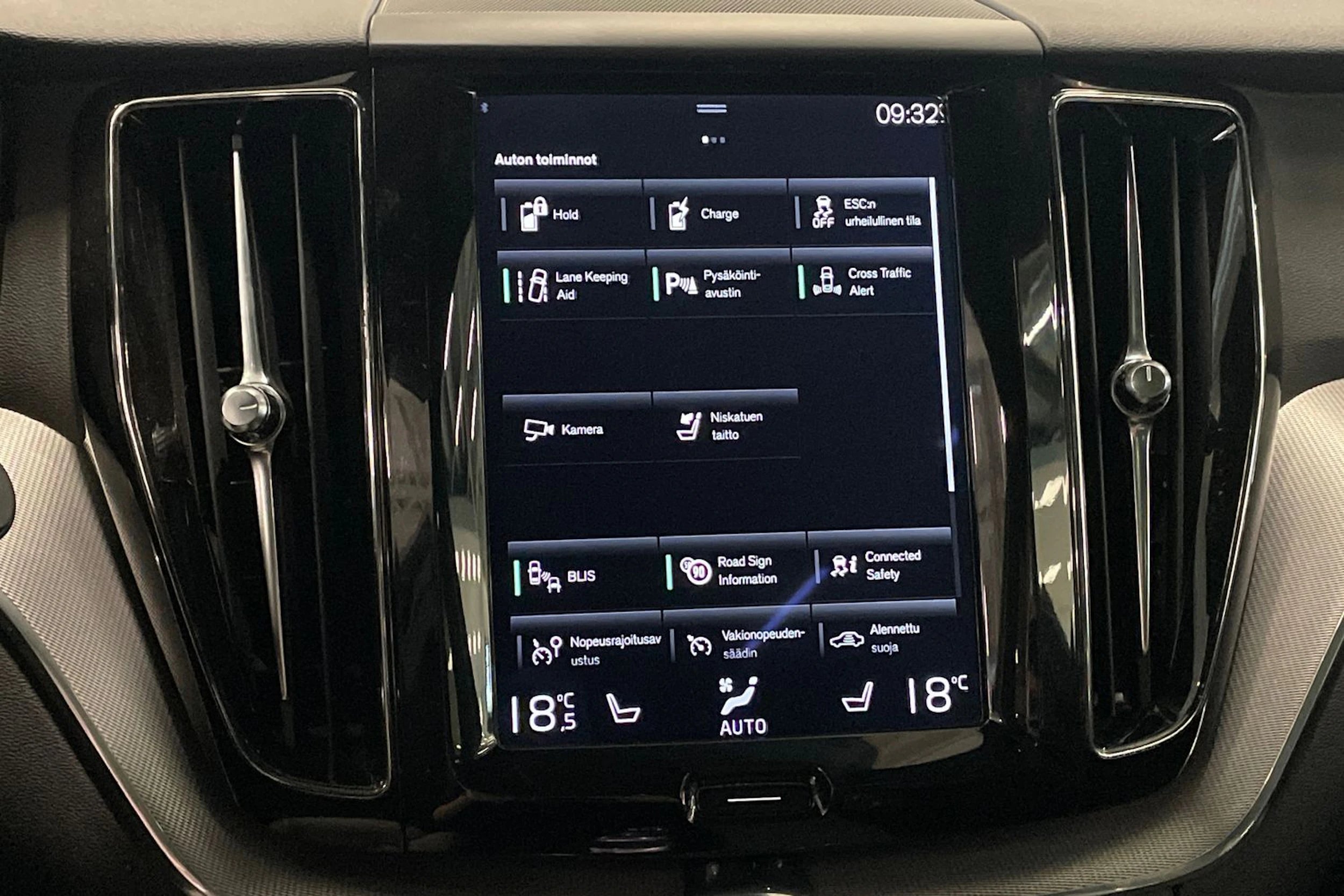 valkoinen Volvo XC60 2018 kuva 26.