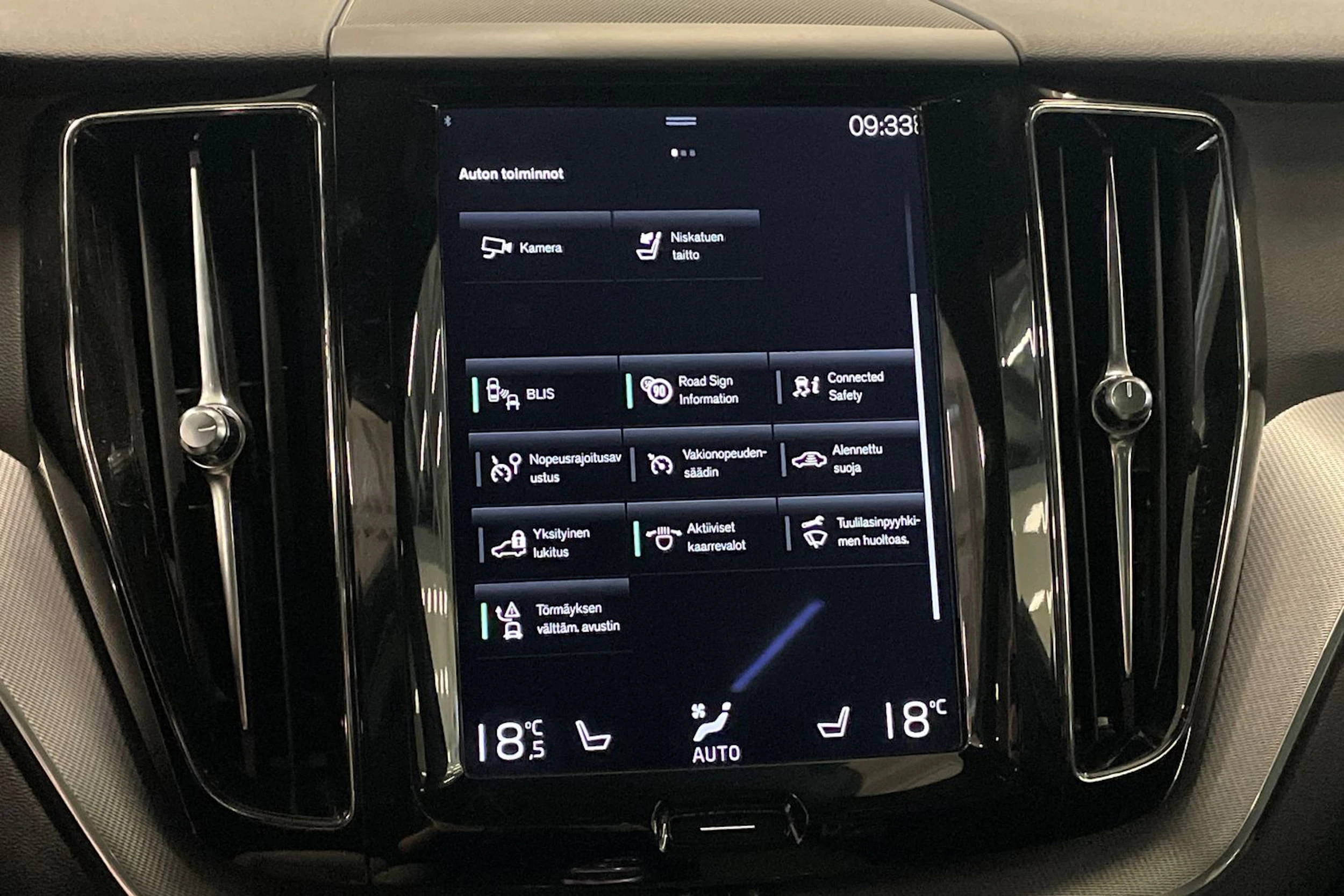 valkoinen Volvo XC60 2018 kuva 27.