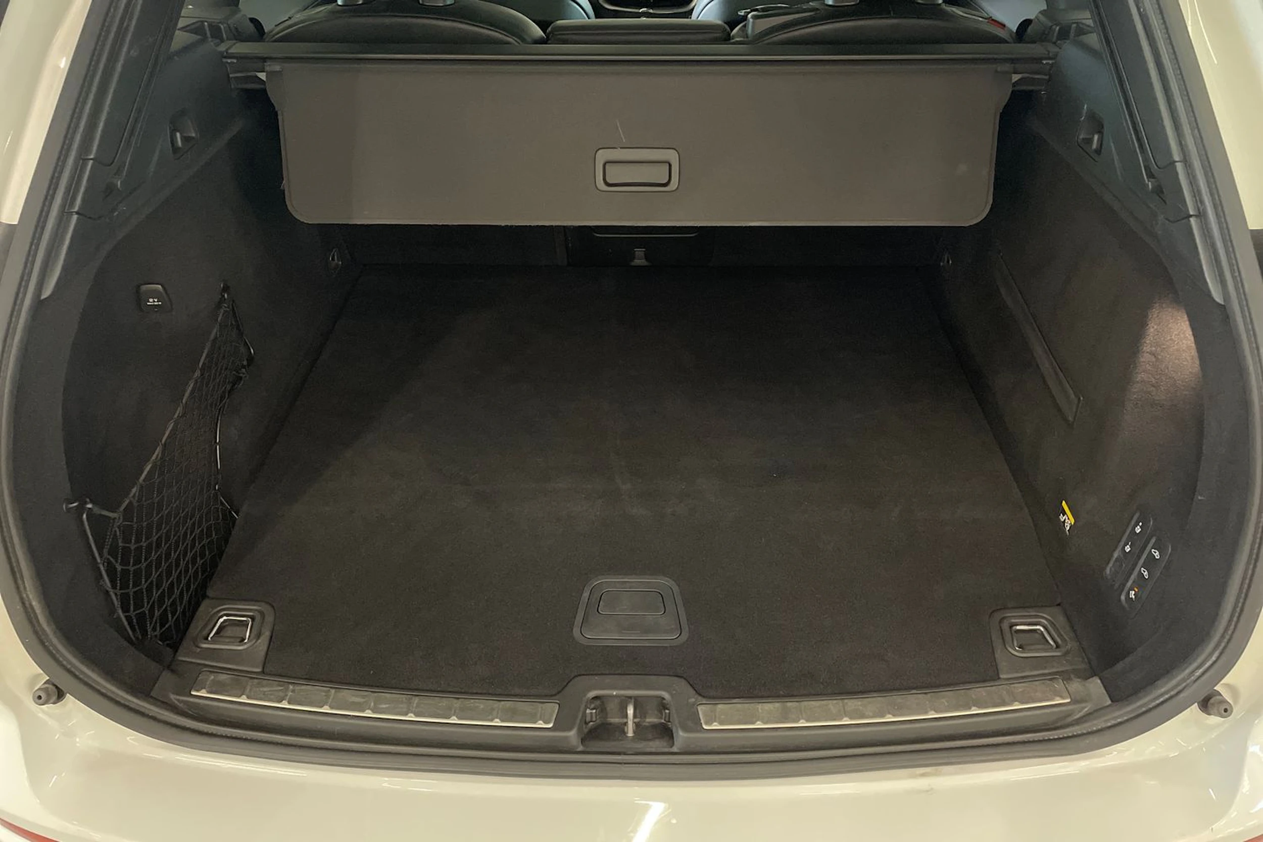valkoinen Volvo XC60 2018 kuva 33.