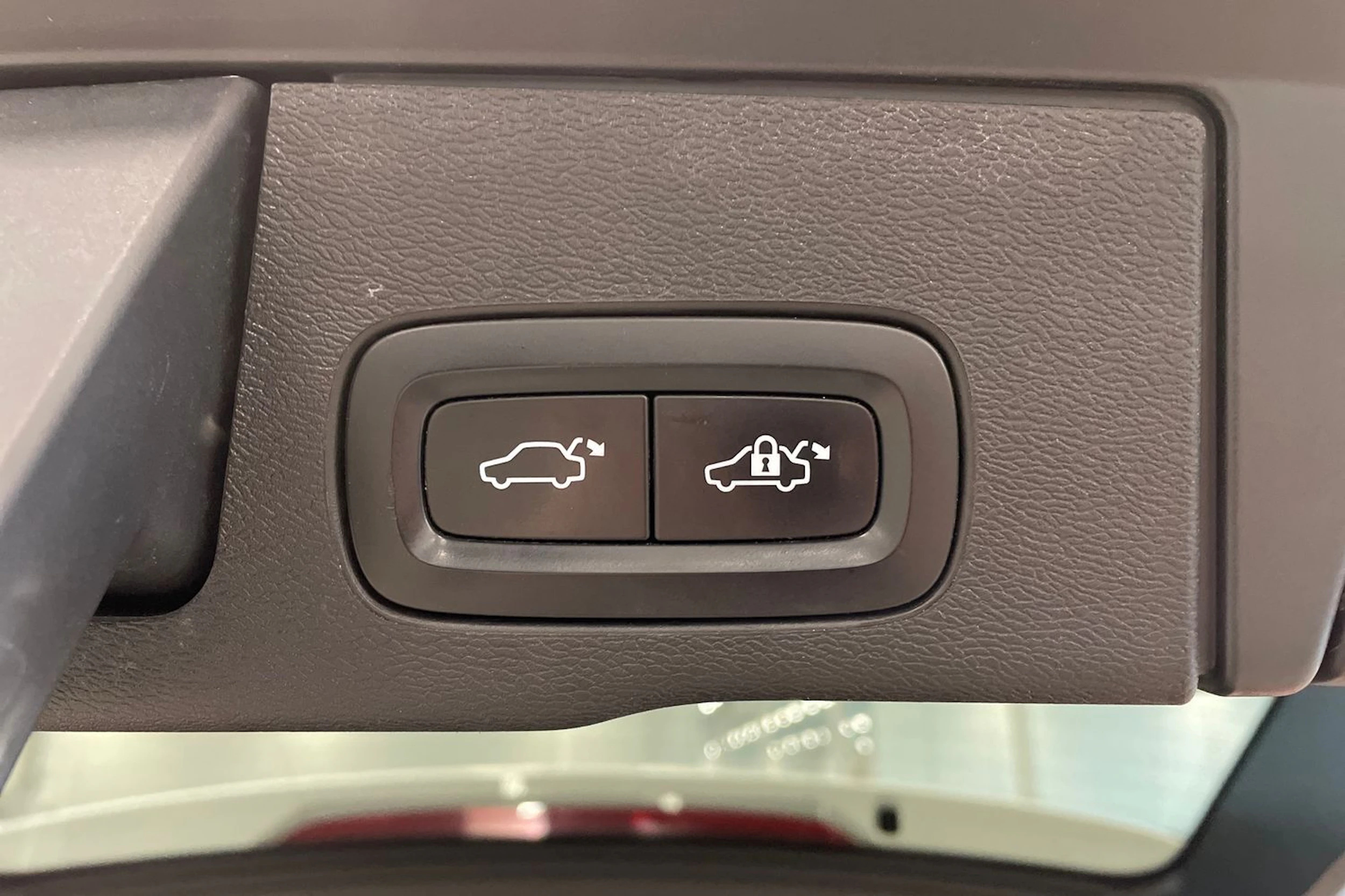 valkoinen Volvo XC60 2018 kuva 34.