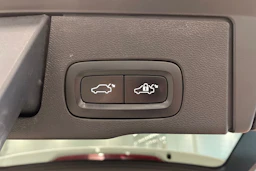 valkoinen Volvo XC60 2018 kuva 34.