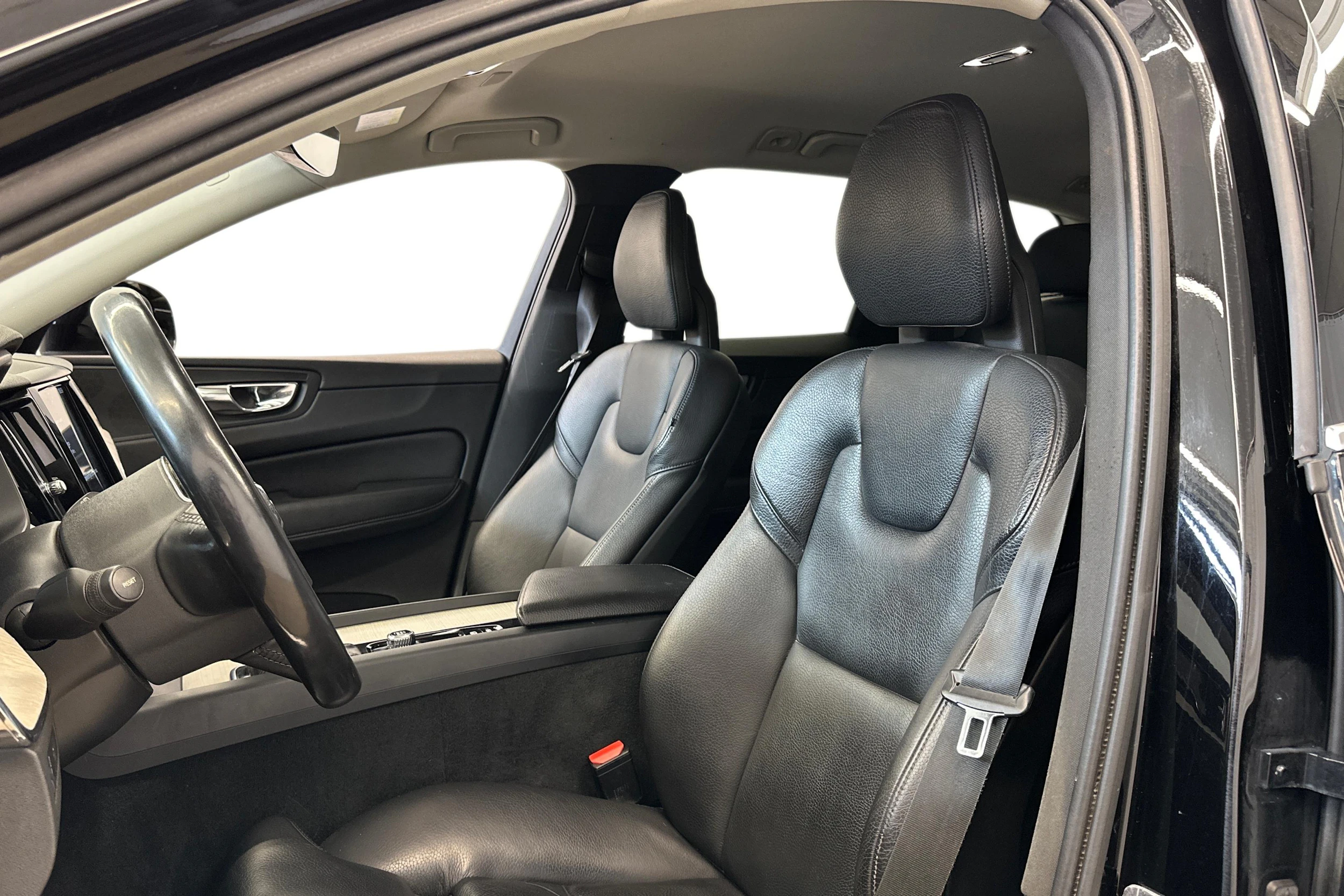 musta Volvo XC60 2018 kuva 6.