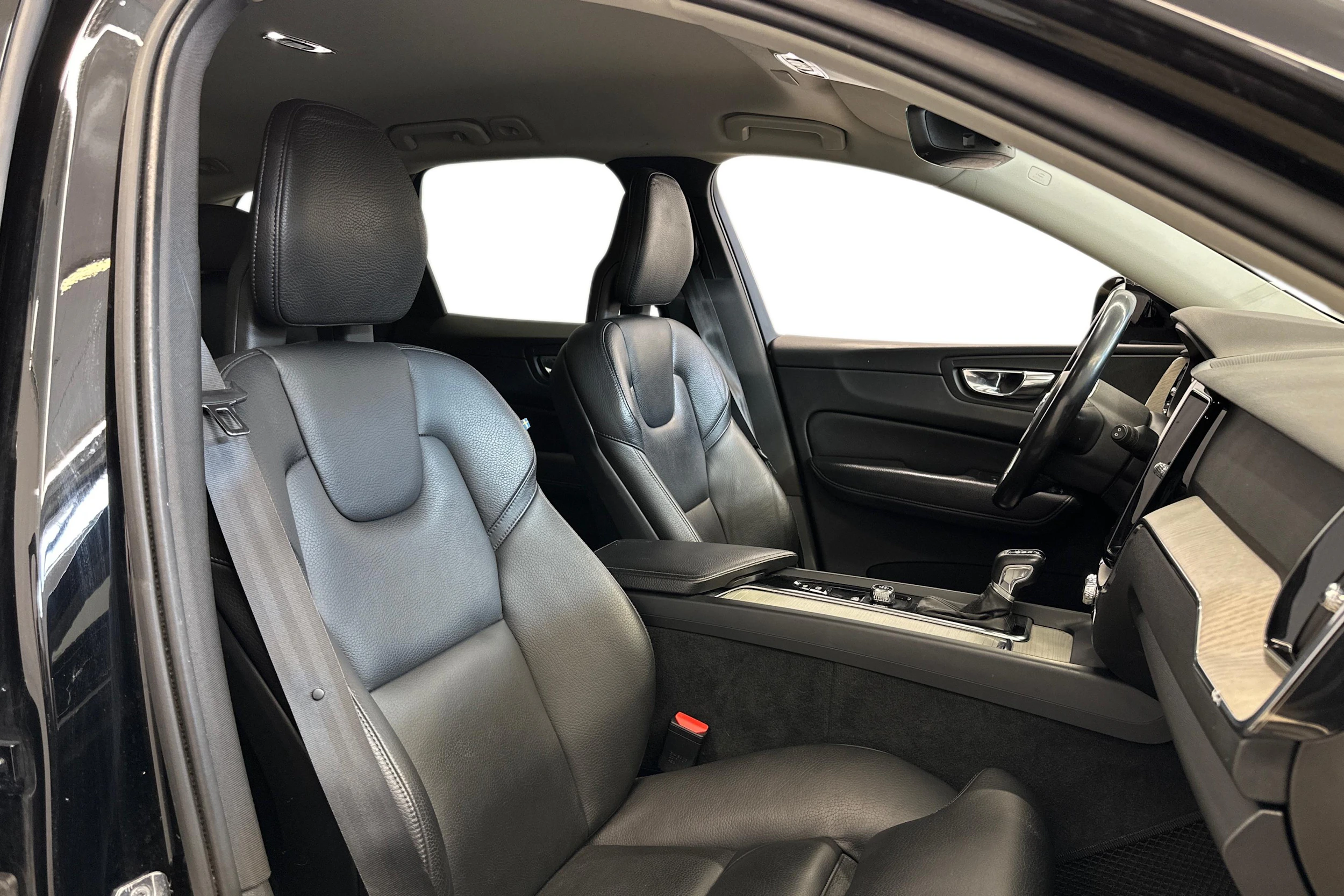 musta Volvo XC60 2018 kuva 7.