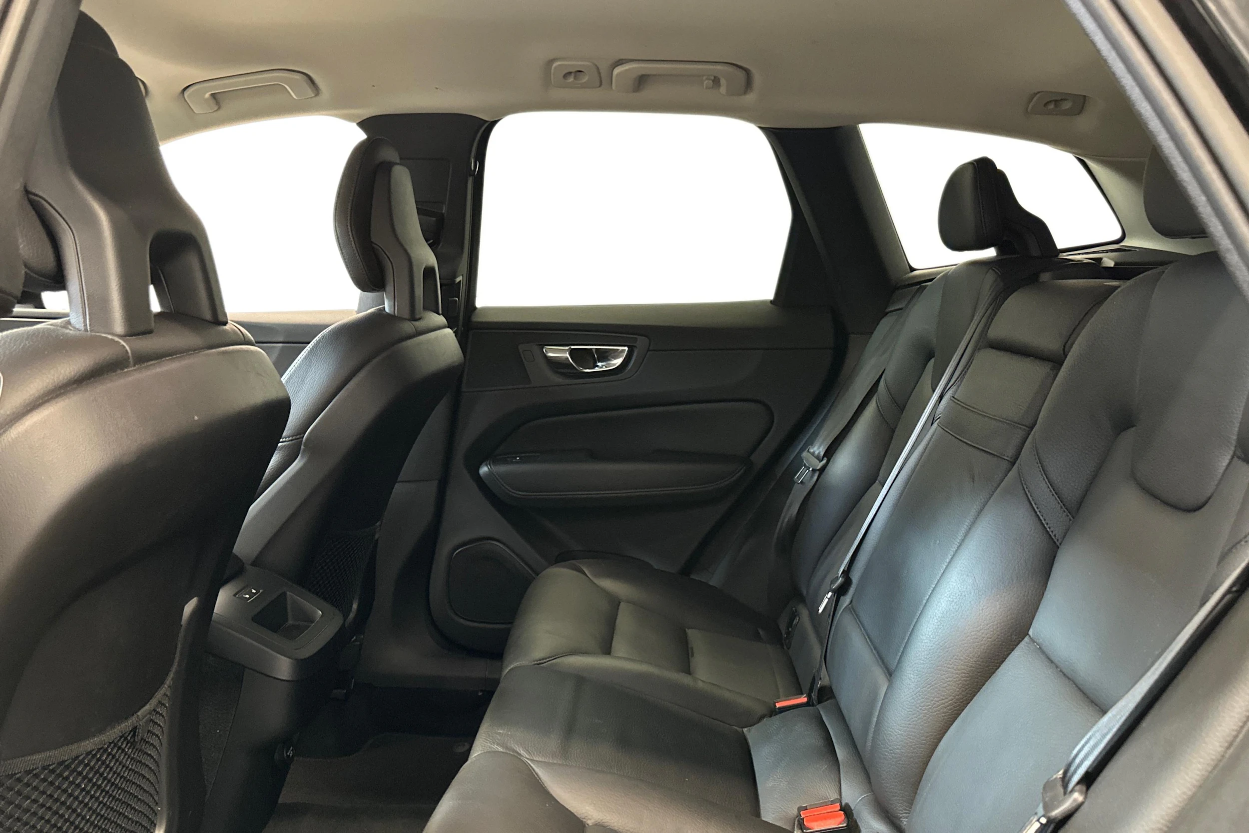 musta Volvo XC60 2018 kuva 8.