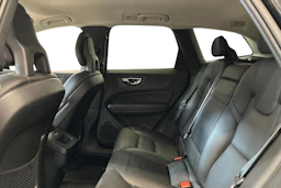 musta Volvo XC60 2018 kuva 8.