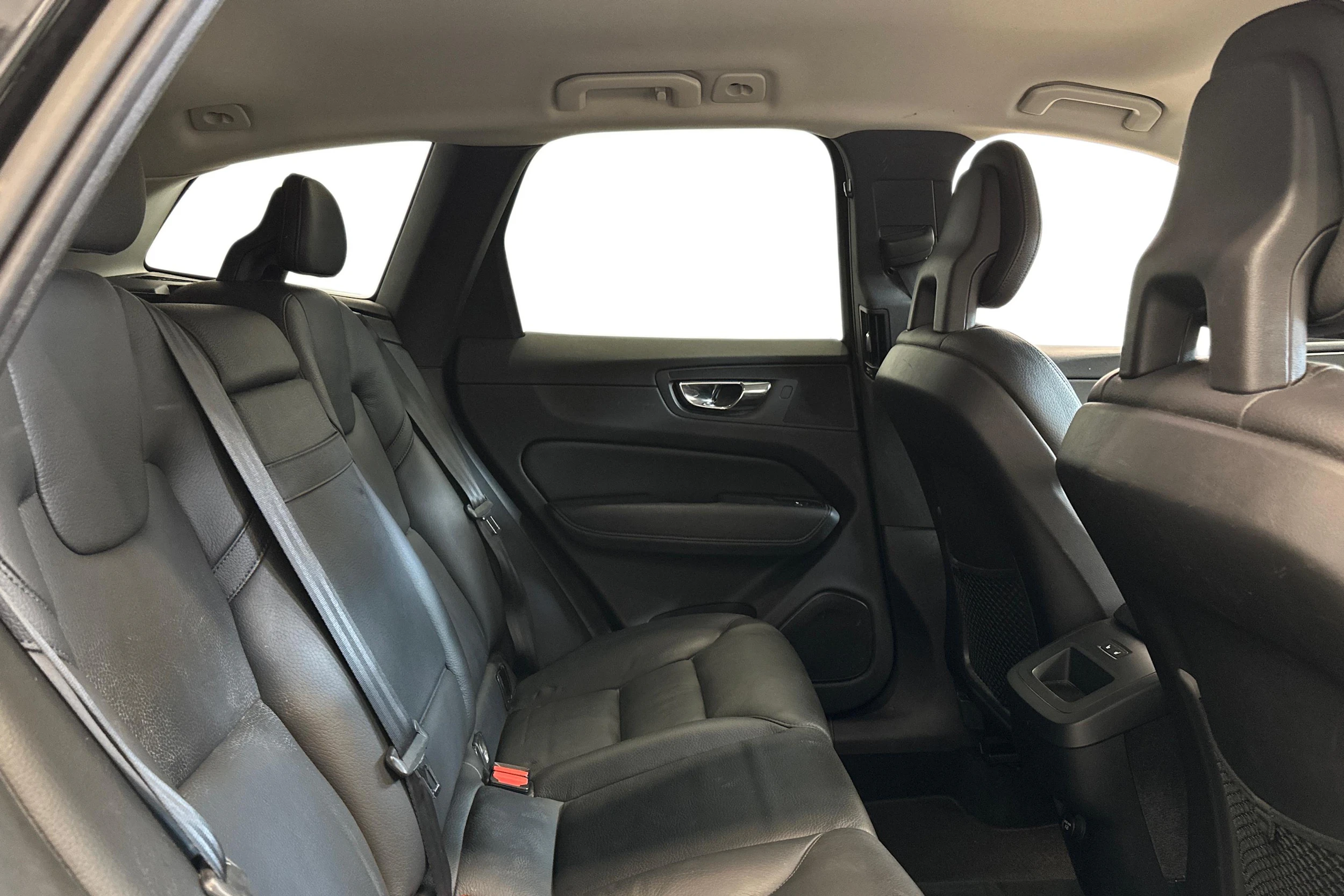 musta Volvo XC60 2018 kuva 9.