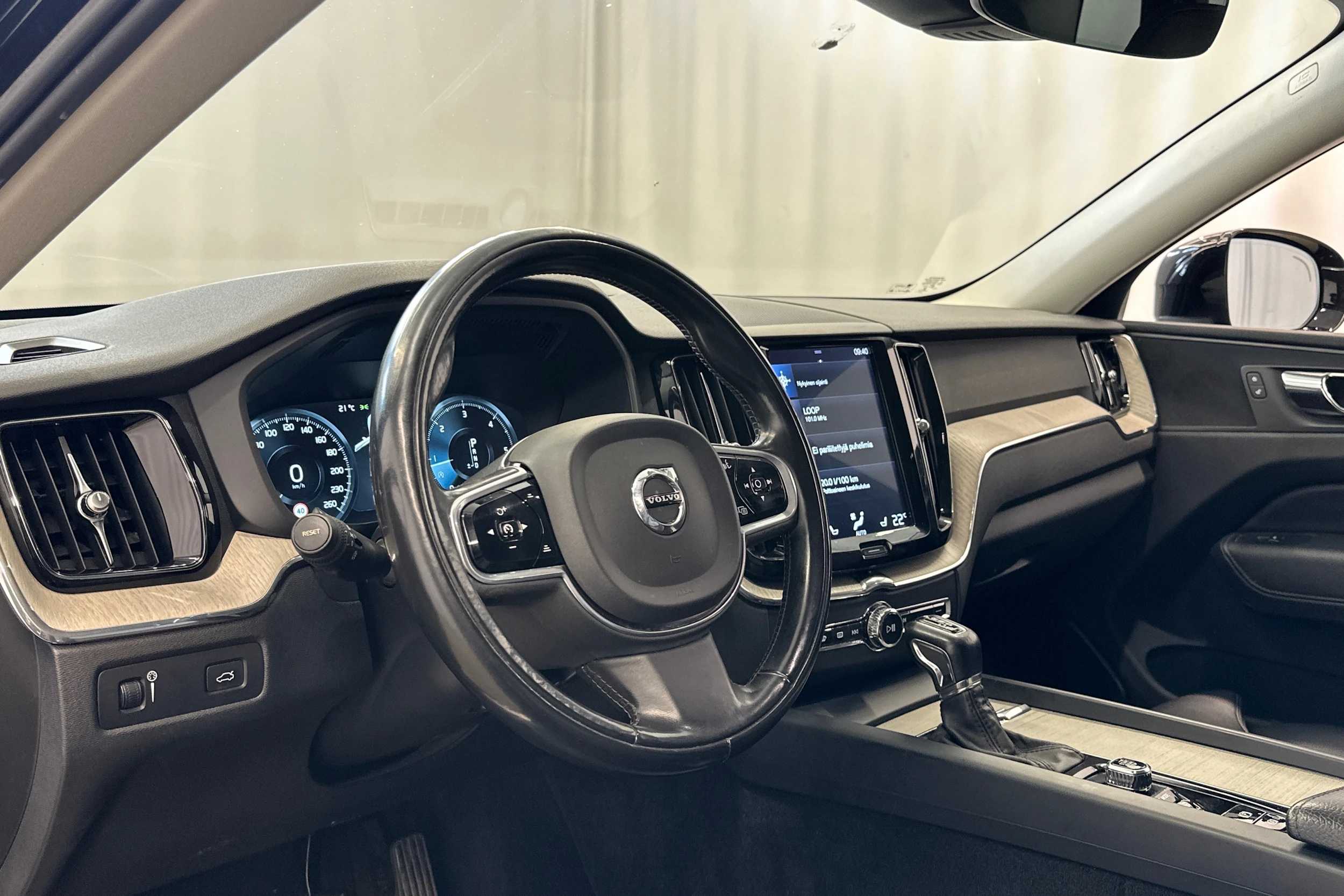 musta Volvo XC60 2018 kuva 10.