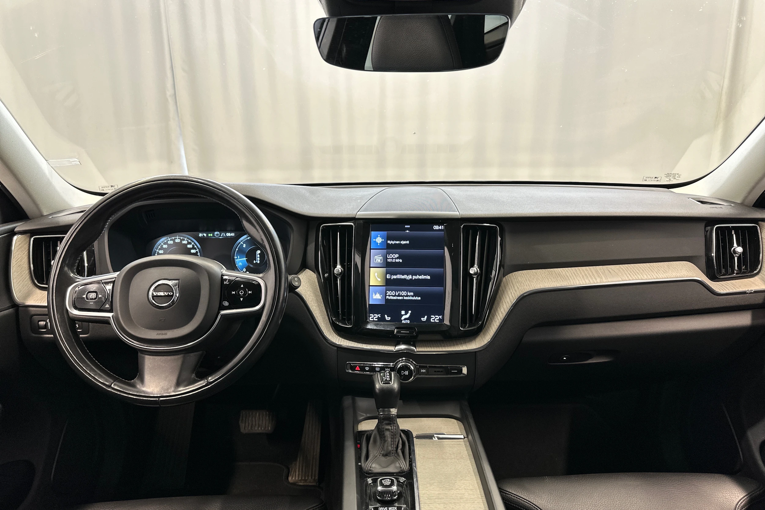 musta Volvo XC60 2018 kuva 11.