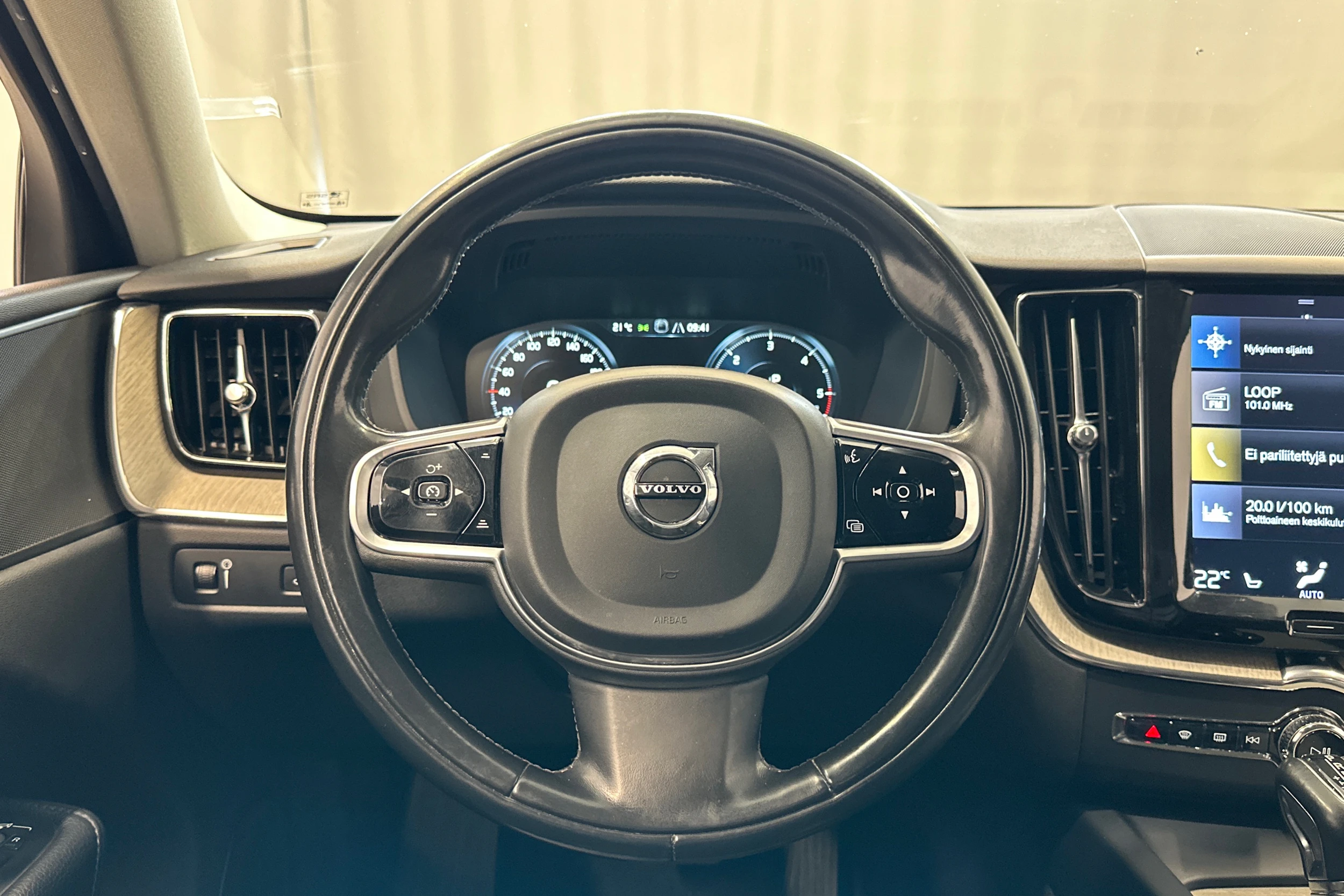 musta Volvo XC60 2018 kuva 12.