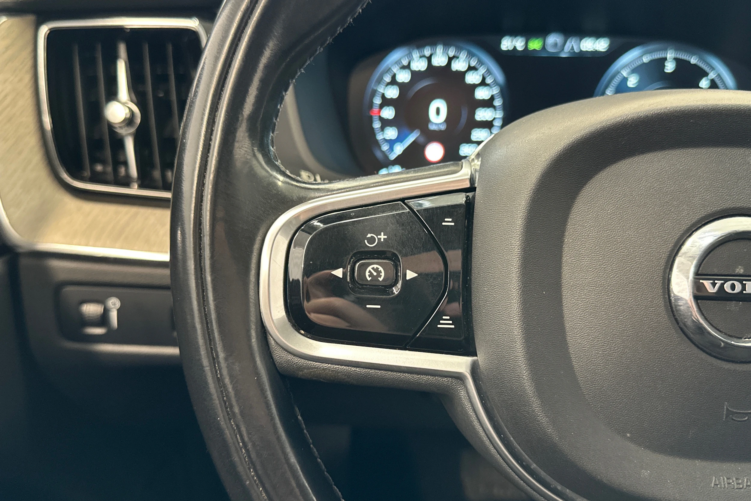 musta Volvo XC60 2018 kuva 13.