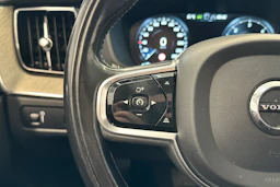 musta Volvo XC60 2018 kuva 13.