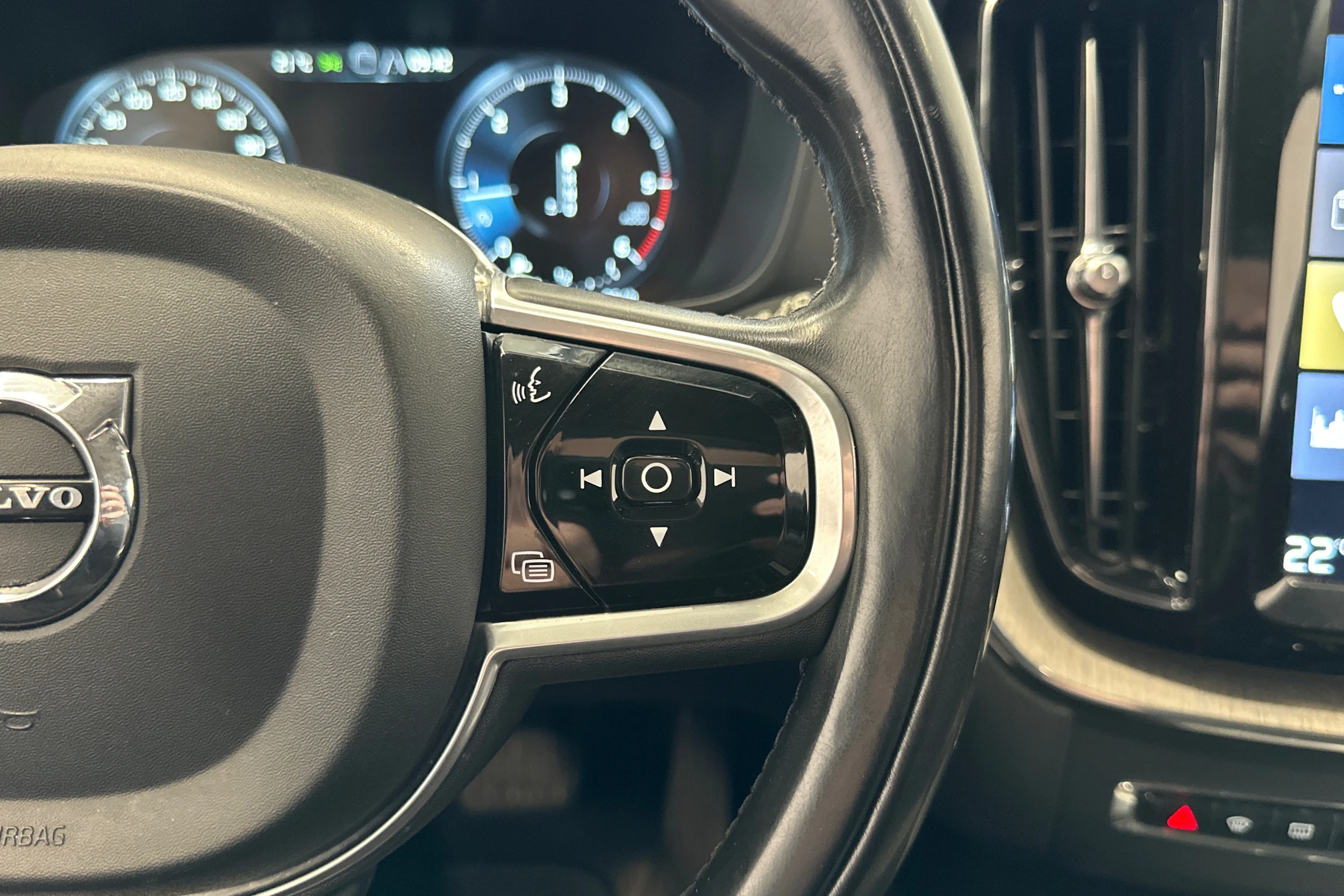 musta Volvo XC60 2018 kuva 14.