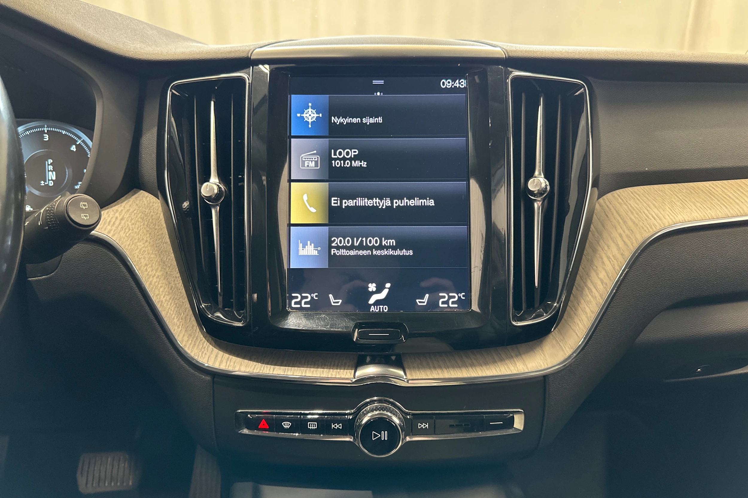 musta Volvo XC60 2018 kuva 16.