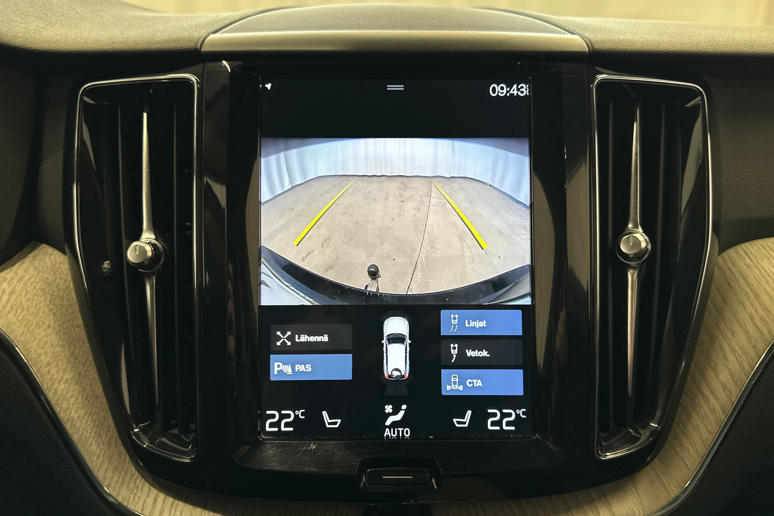 musta Volvo XC60 2018 kuva 18.