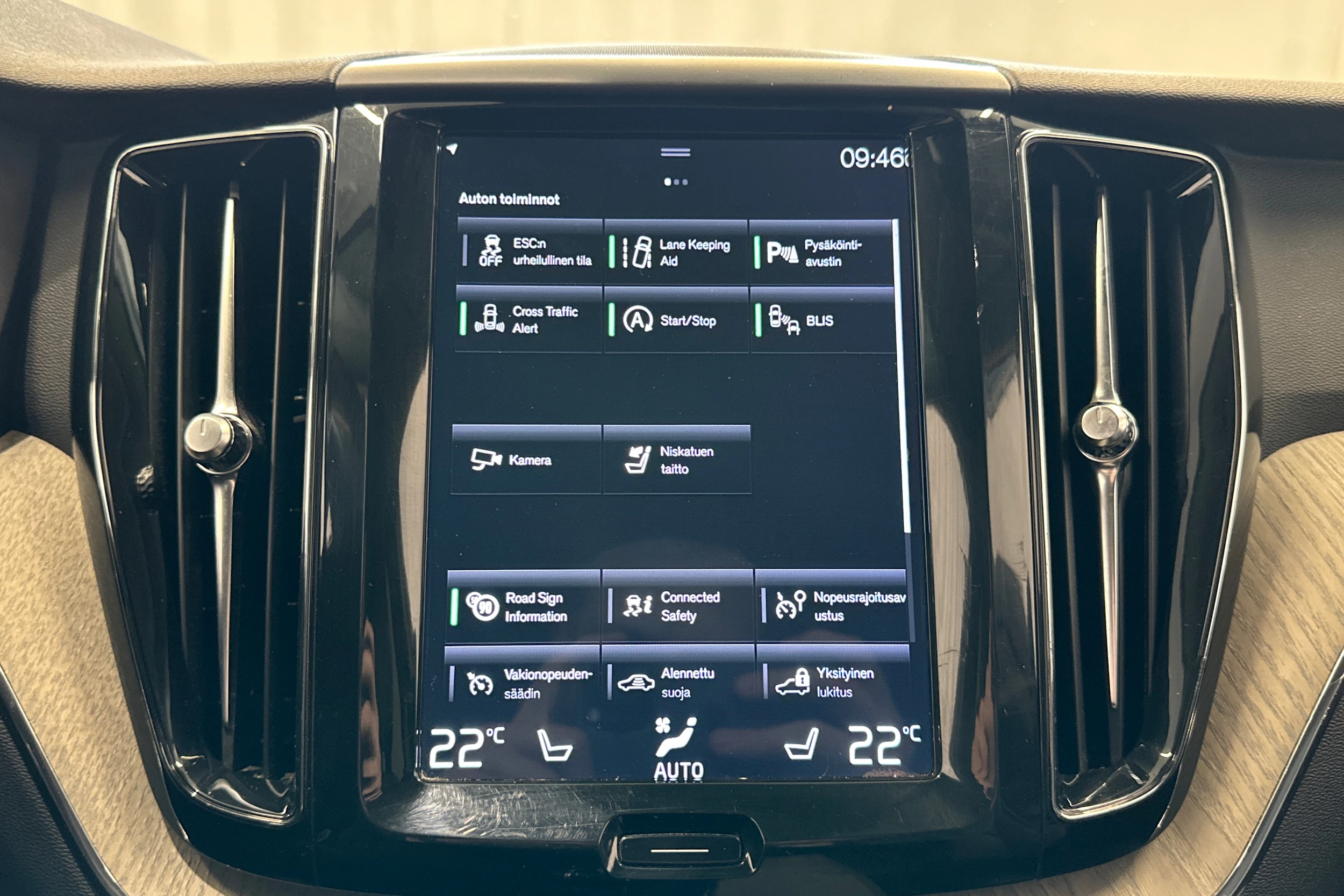 musta Volvo XC60 2018 kuva 19.