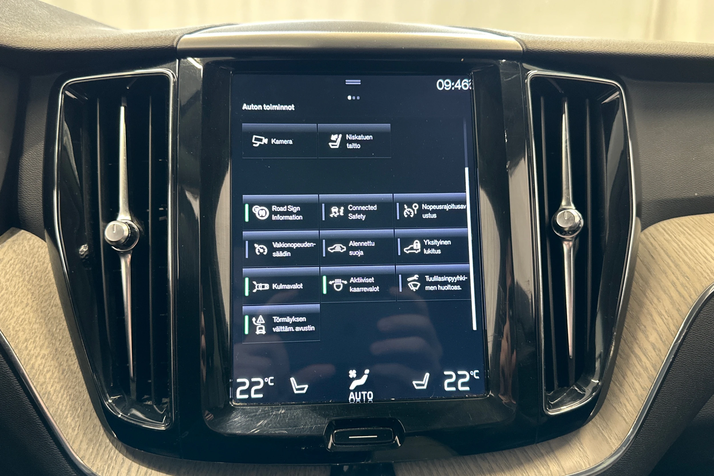 musta Volvo XC60 2018 kuva 20.