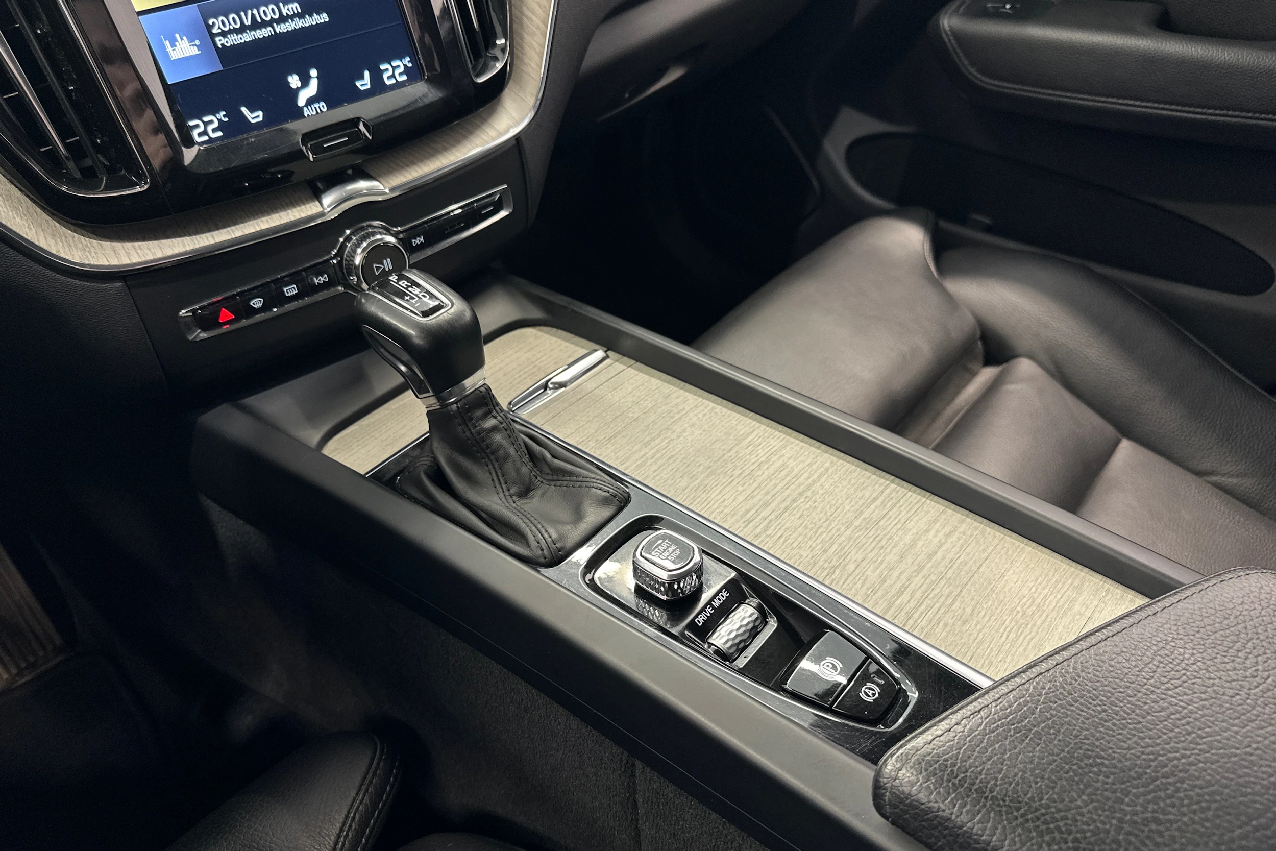 musta Volvo XC60 2018 kuva 22.