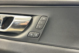 musta Volvo XC60 2018 kuva 23.