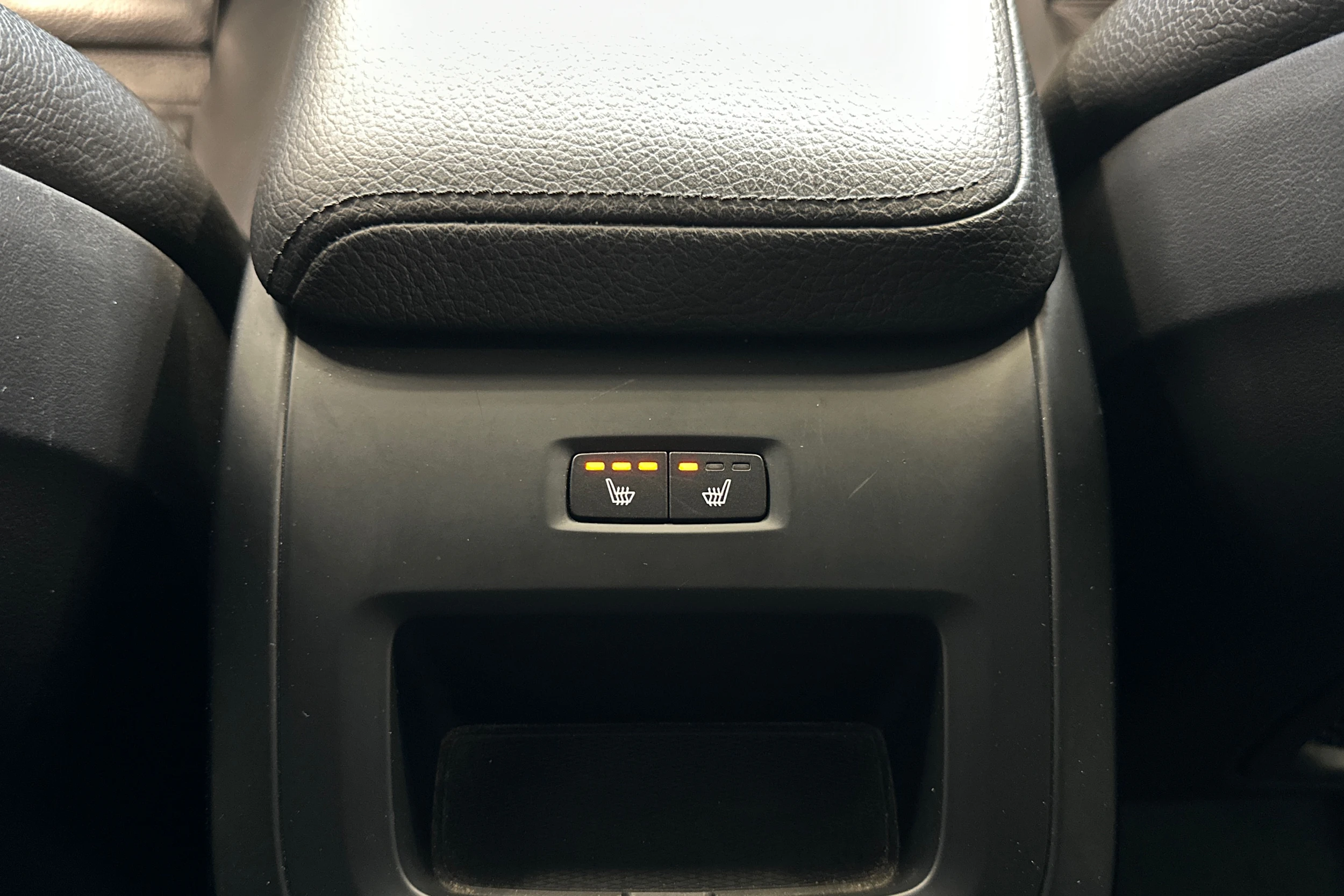 musta Volvo XC60 2018 kuva 24.