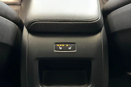 musta Volvo XC60 2018 kuva 24.