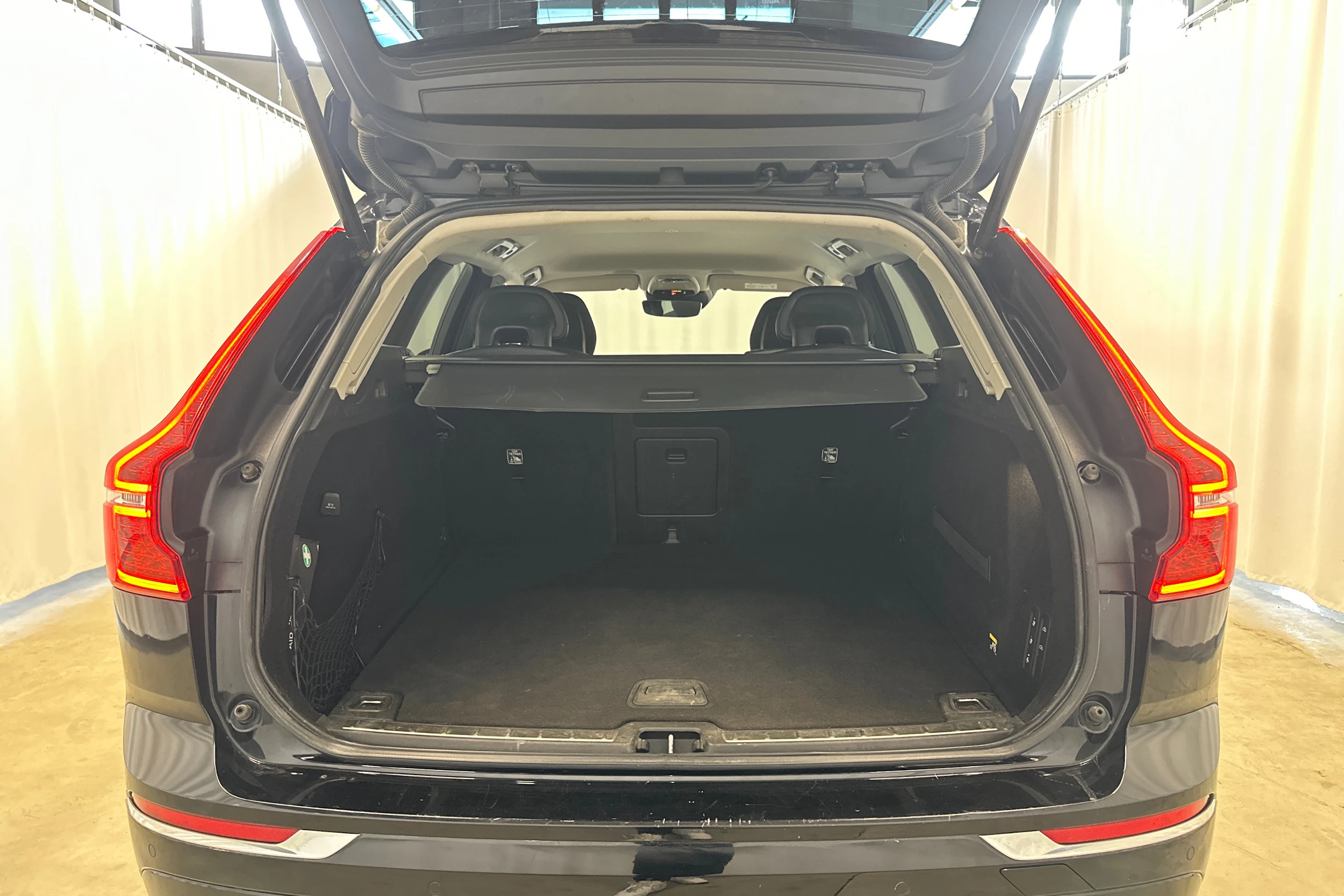 musta Volvo XC60 2018 kuva 25.