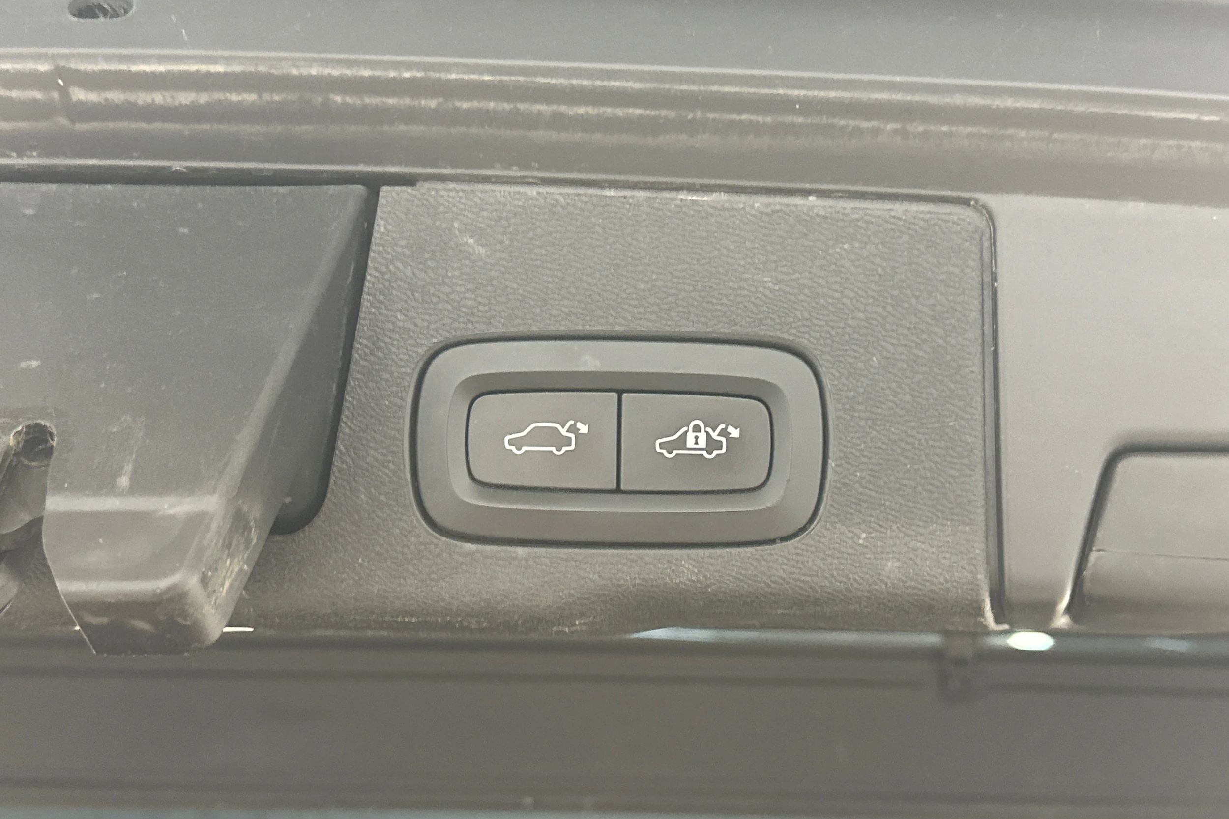 musta Volvo XC60 2018 kuva 26.