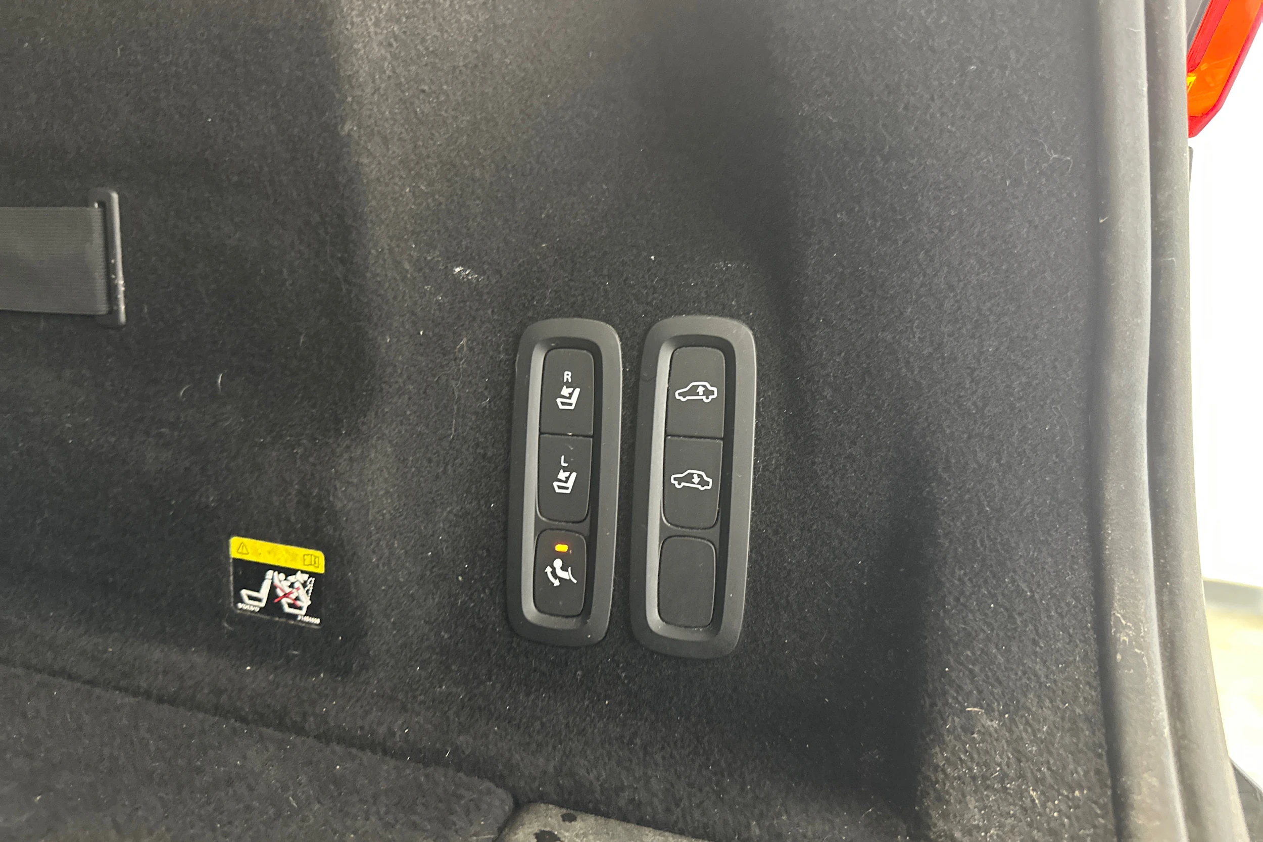 musta Volvo XC60 2018 kuva 27.