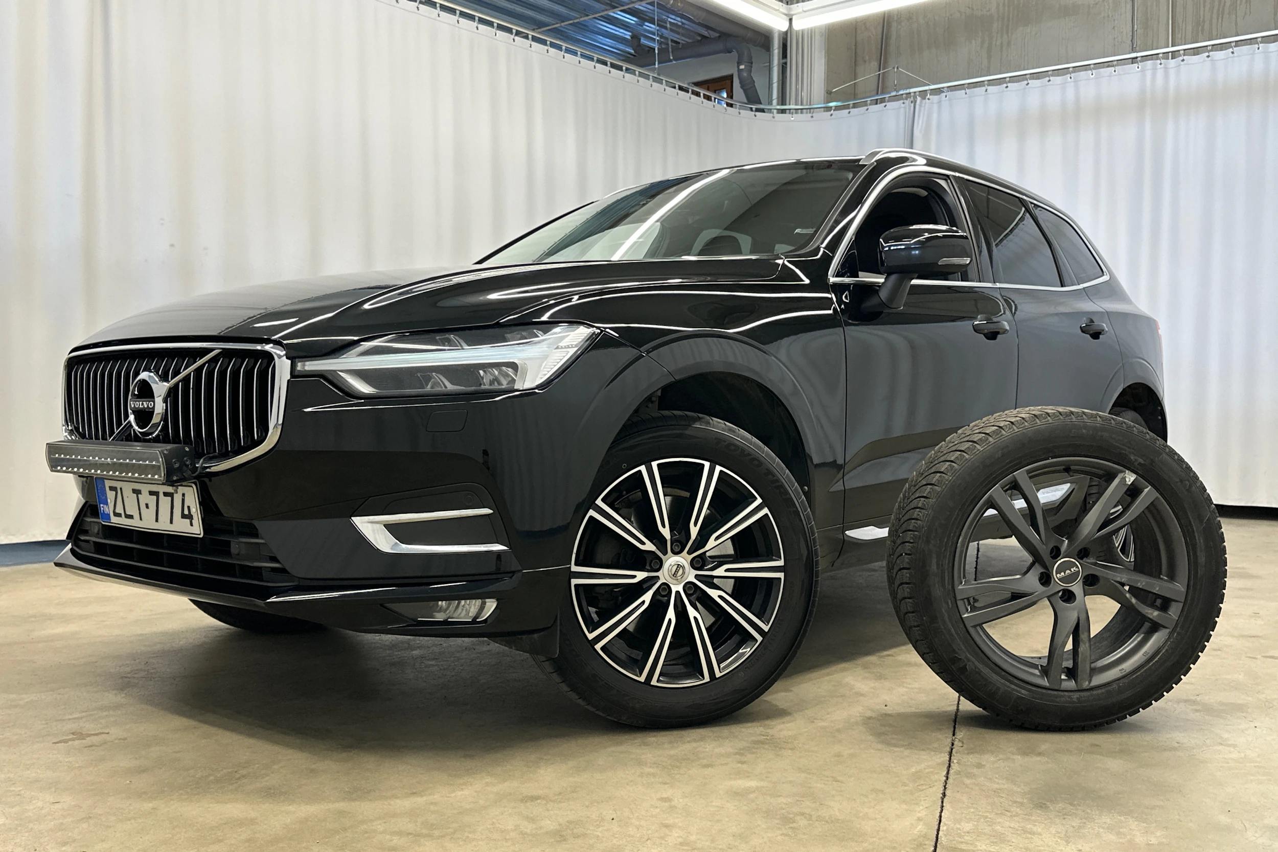 musta Volvo XC60 2018 kuva 29.