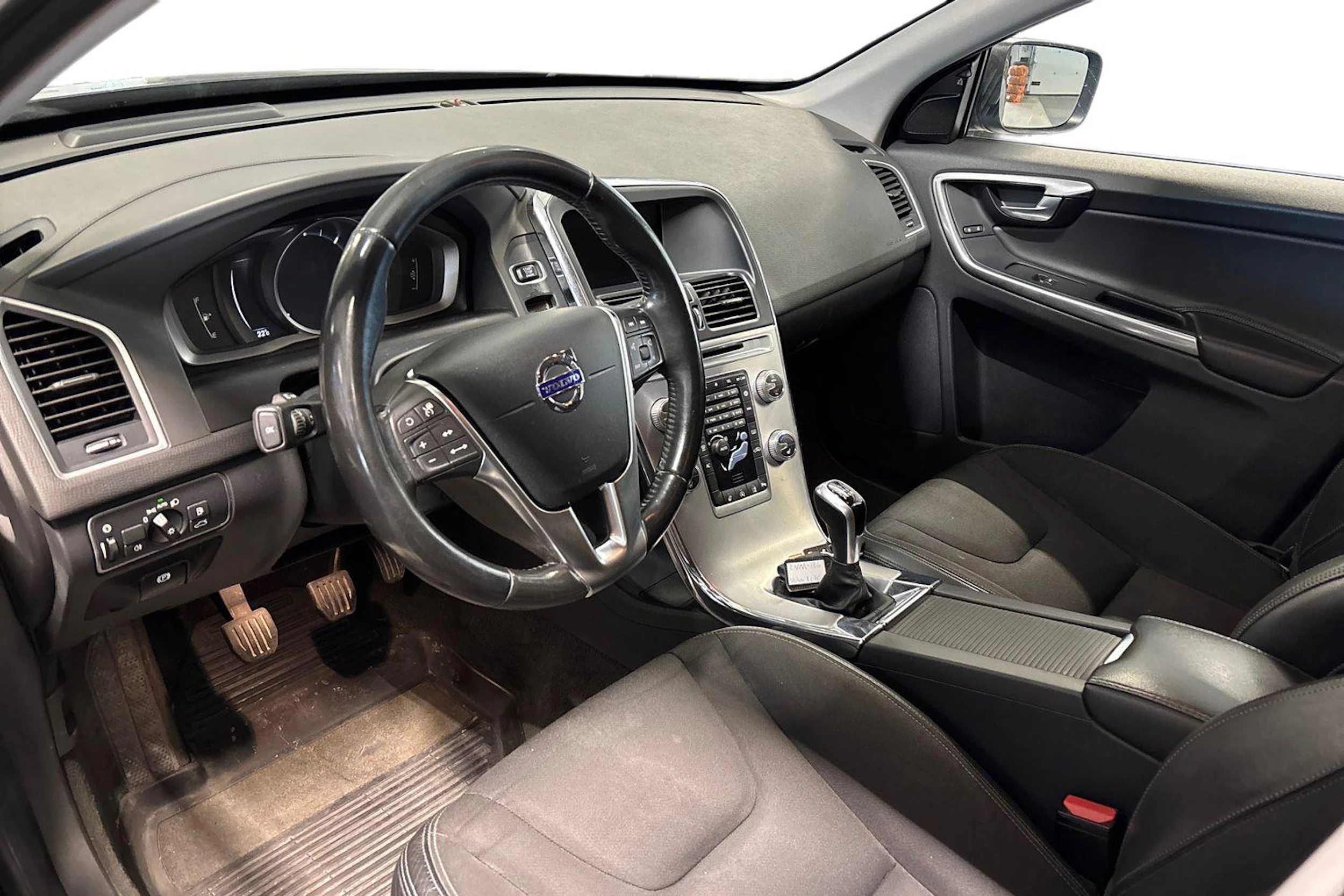 harmaa Volvo XC60 2017 kuva 3.