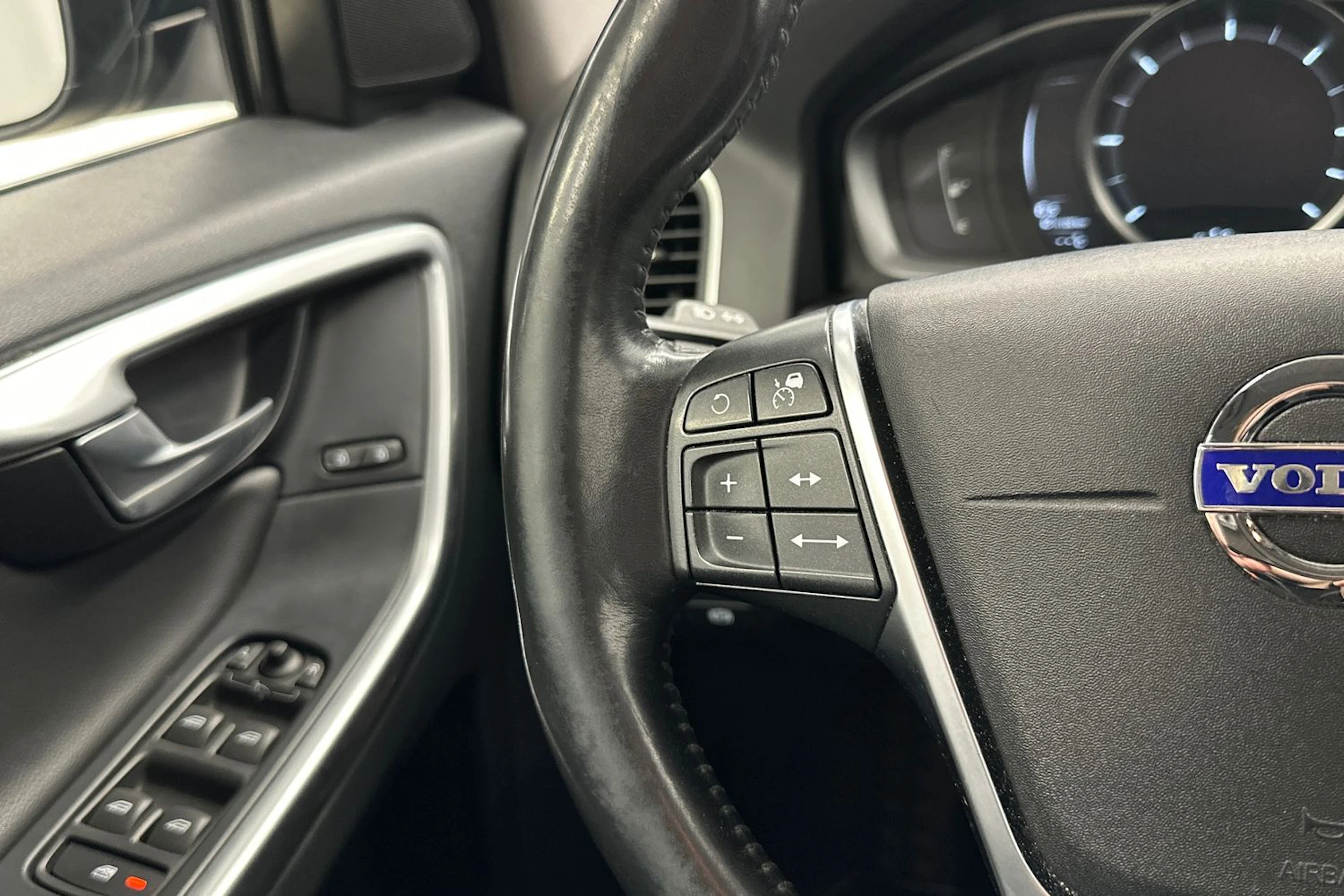 harmaa Volvo XC60 2017 kuva 13.