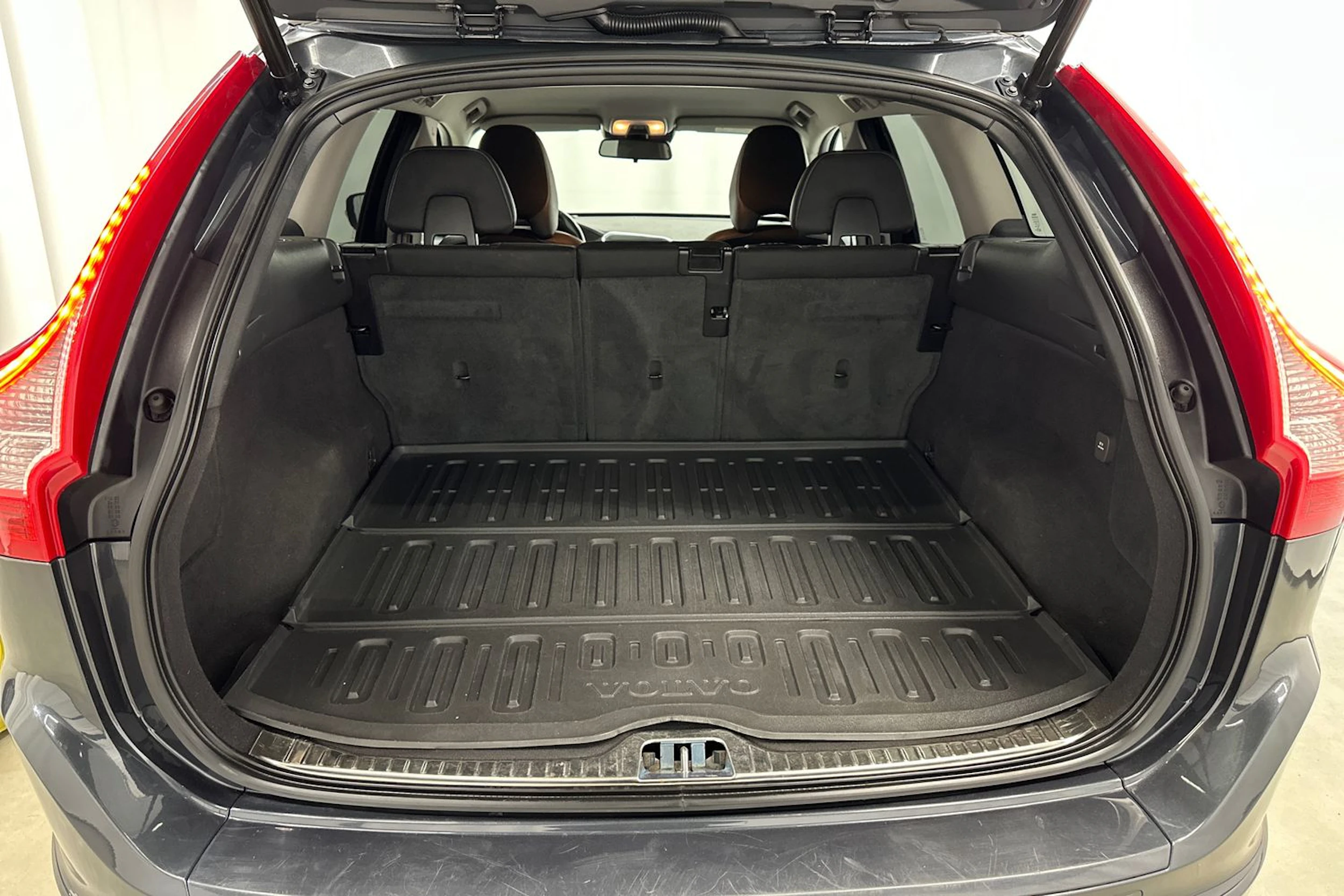 harmaa Volvo XC60 2017 kuva 16.