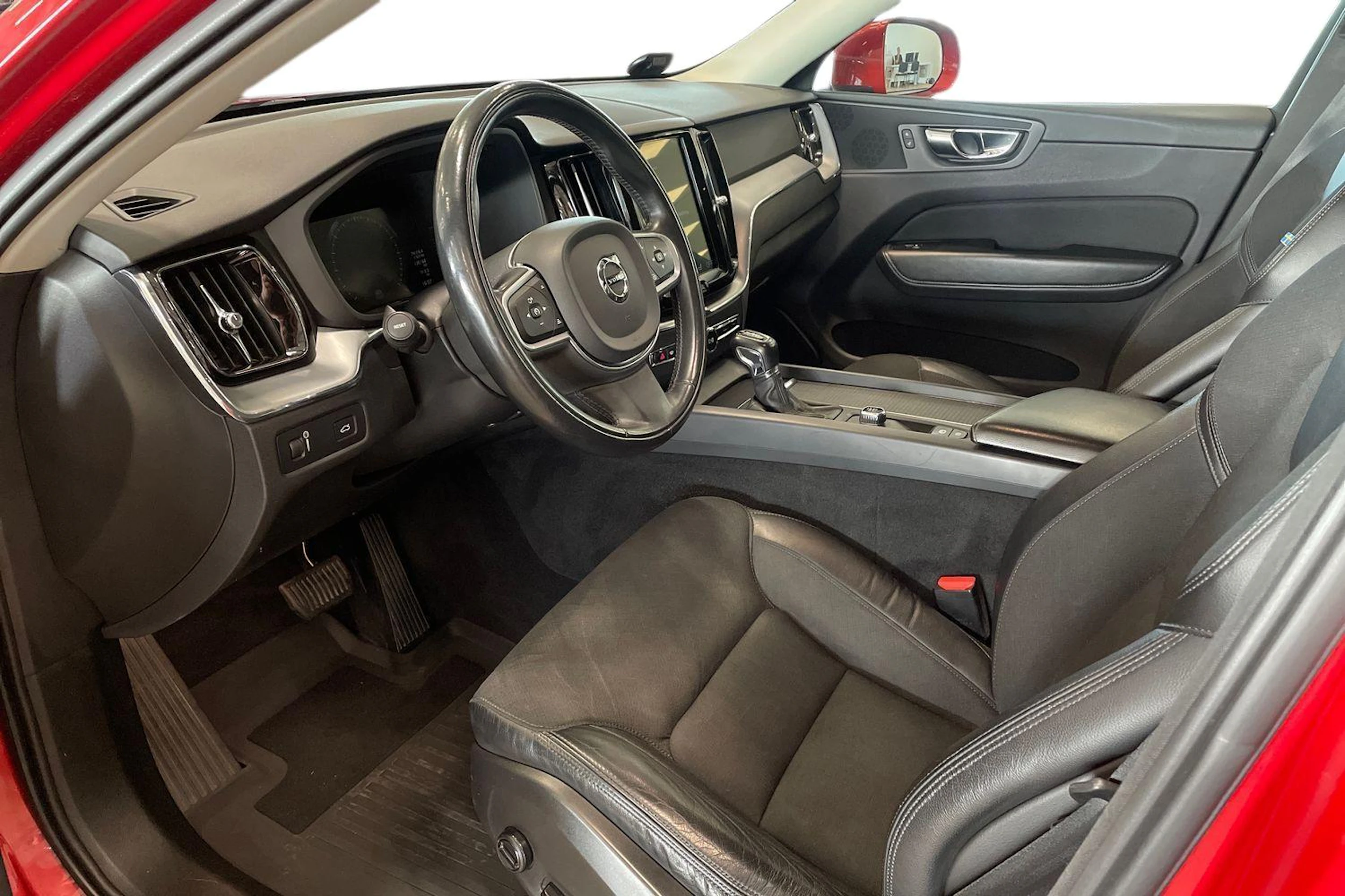punainen Volvo XC60 2018 kuva 6.