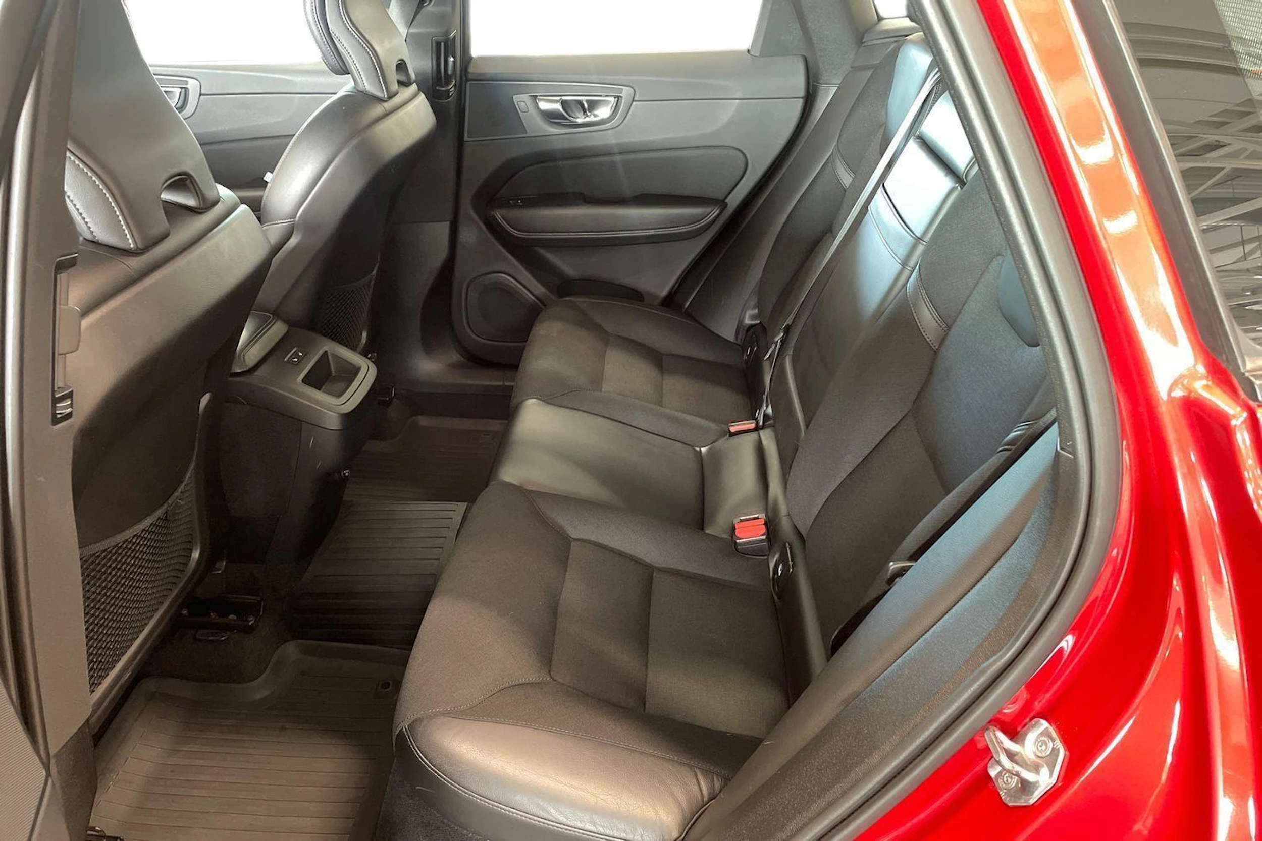 punainen Volvo XC60 2018 kuva 8.