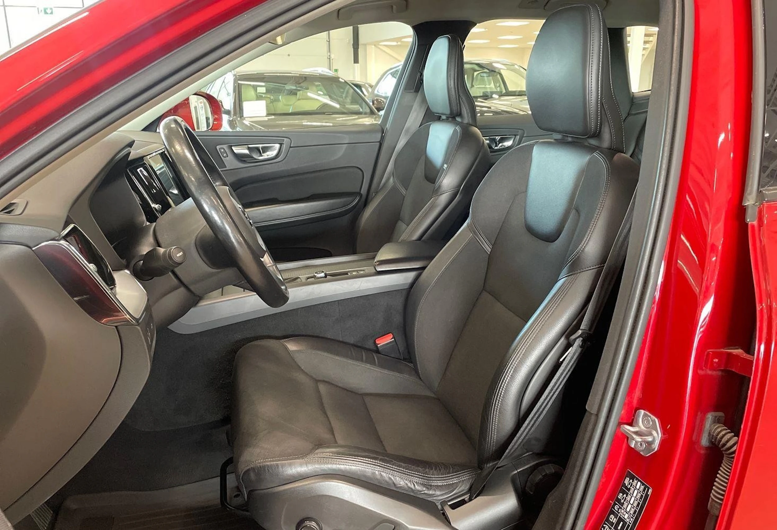 punainen Volvo XC60 2018 kuva 11.