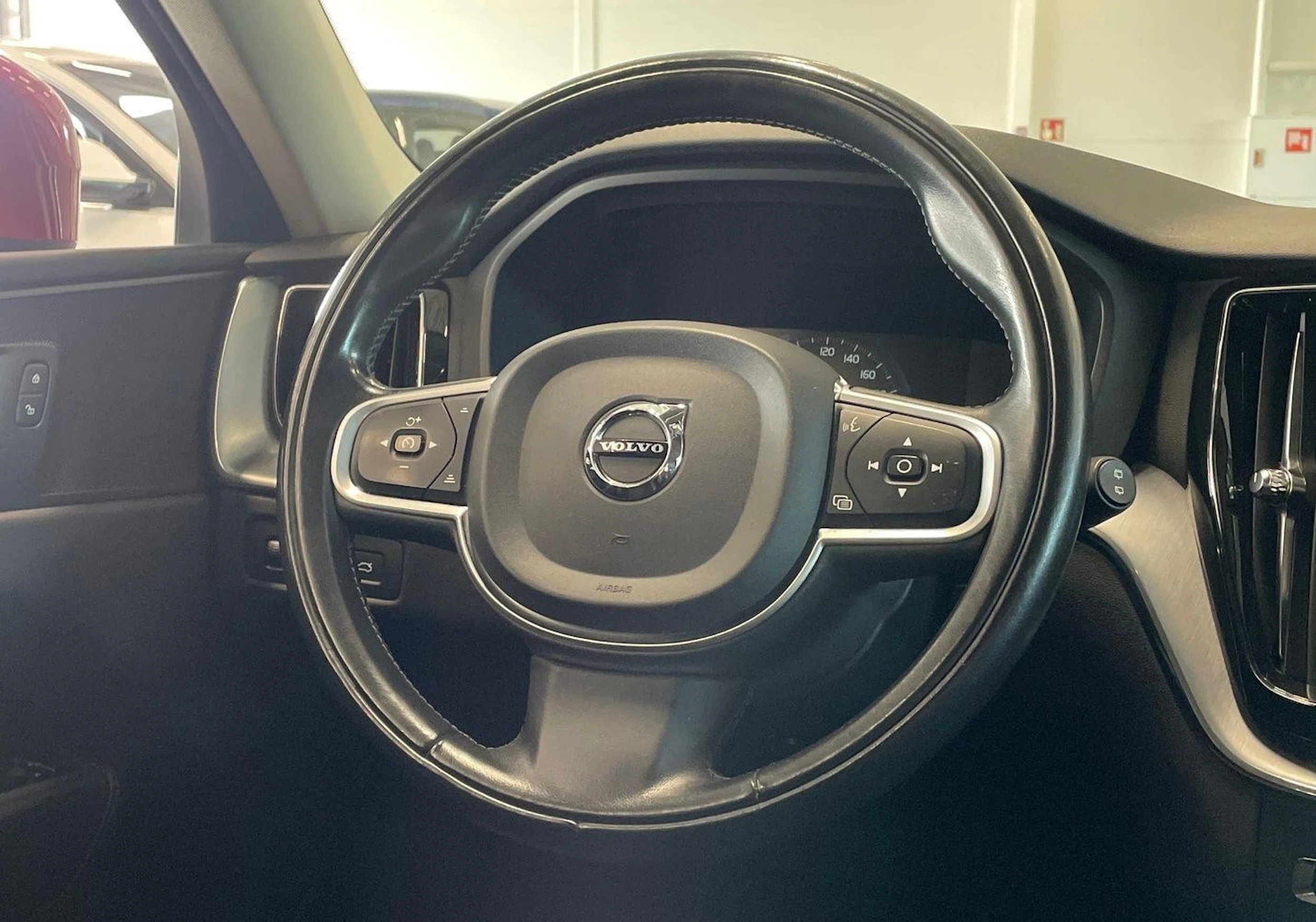 punainen Volvo XC60 2018 kuva 13.