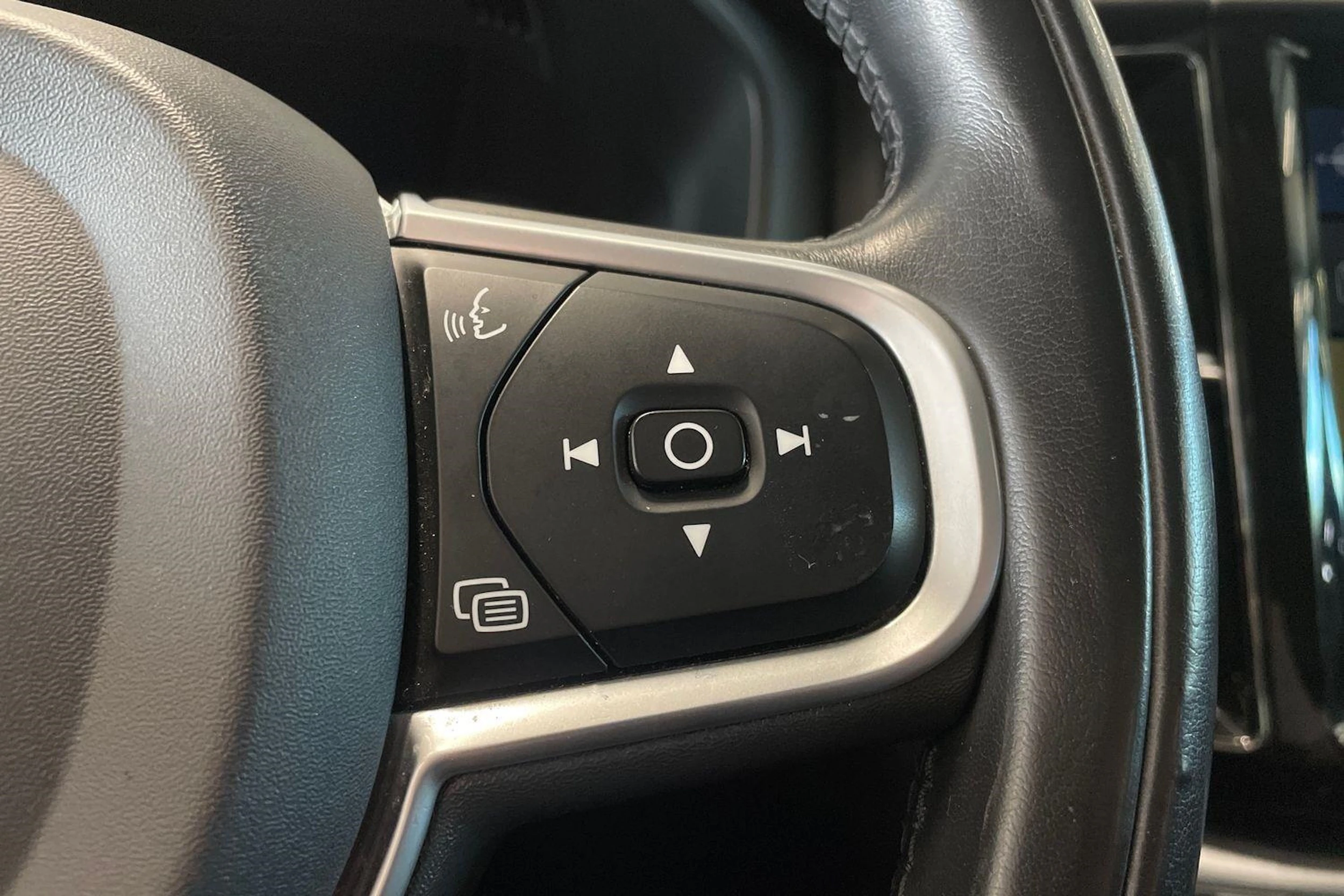 punainen Volvo XC60 2018 kuva 14.