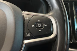 punainen Volvo XC60 2018 kuva 14.