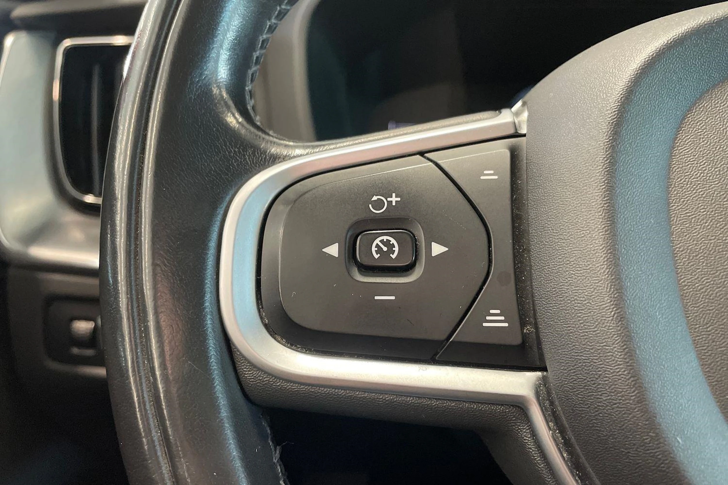 punainen Volvo XC60 2018 kuva 15.
