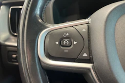 punainen Volvo XC60 2018 kuva 15.