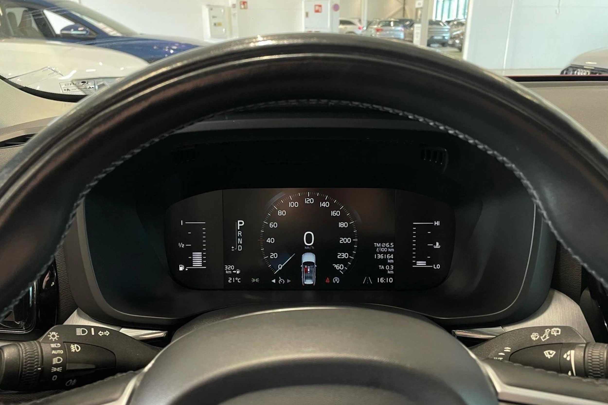 punainen Volvo XC60 2018 kuva 16.
