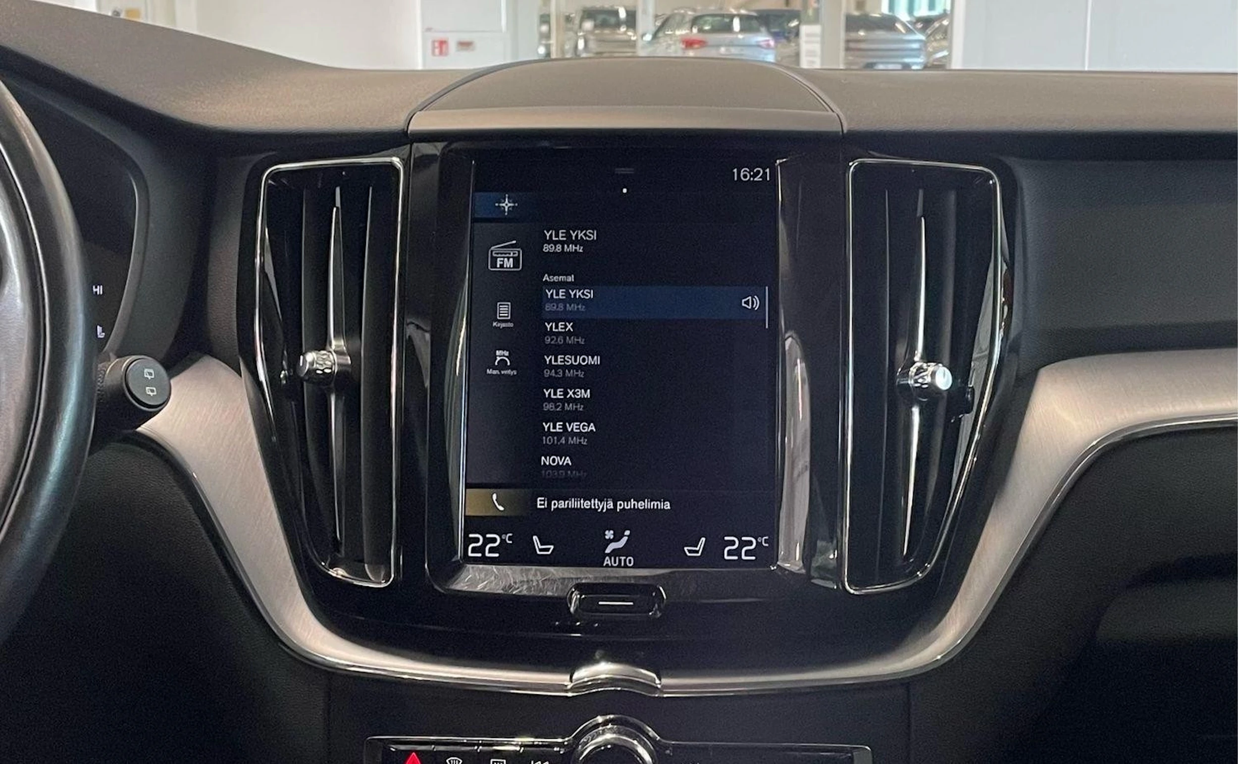 punainen Volvo XC60 2018 kuva 18.