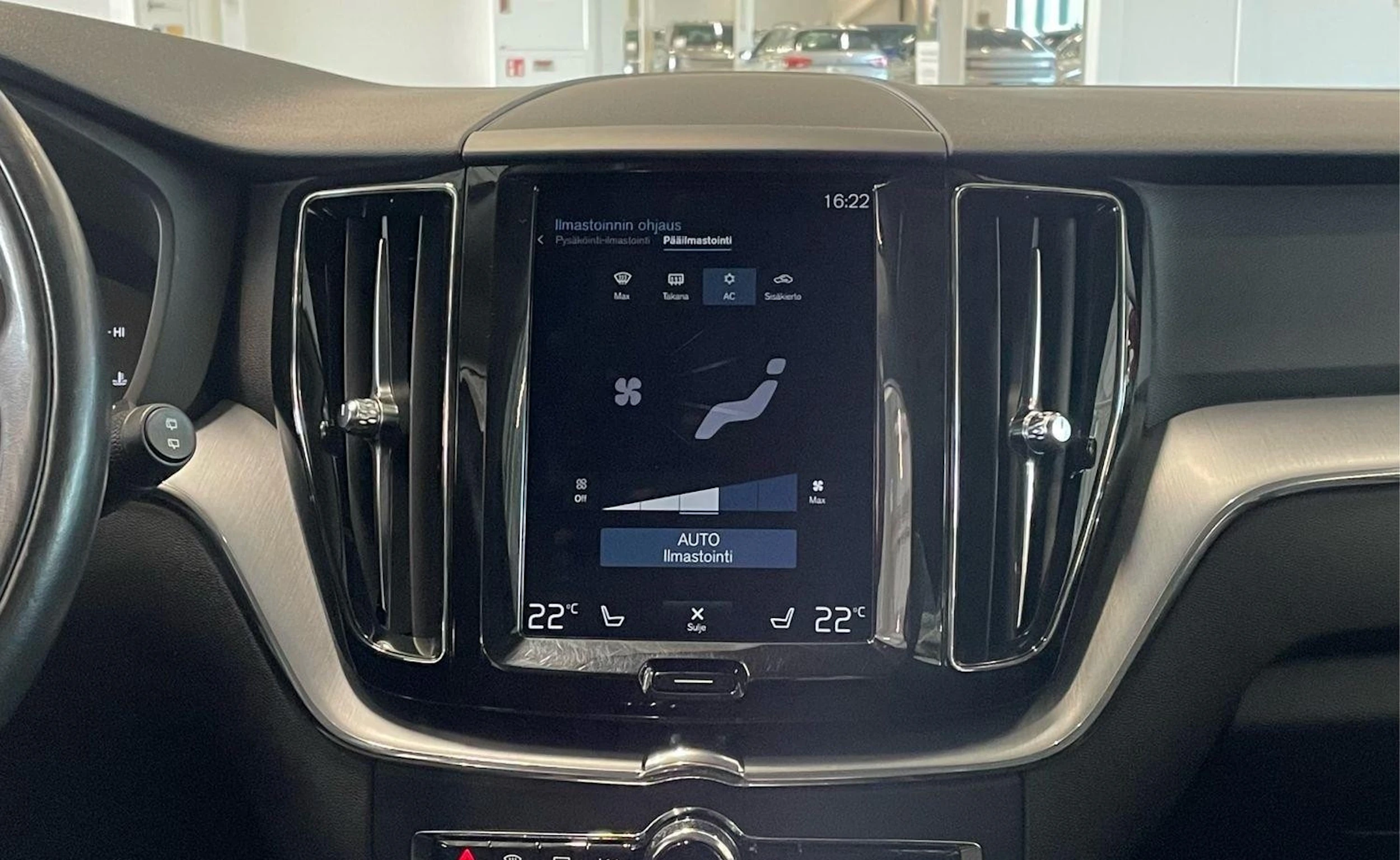 punainen Volvo XC60 2018 kuva 19.