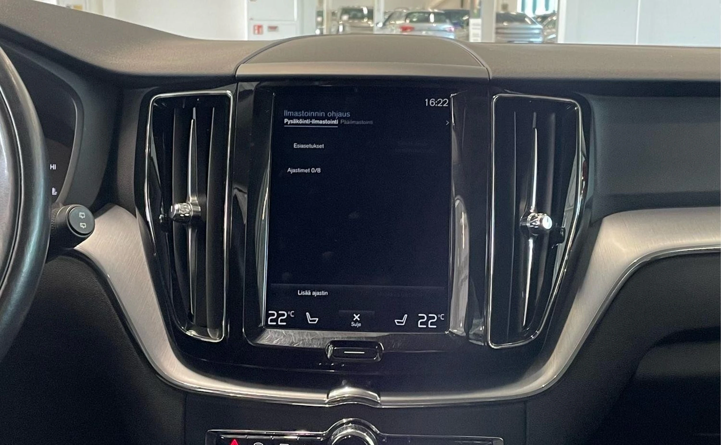 punainen Volvo XC60 2018 kuva 20.