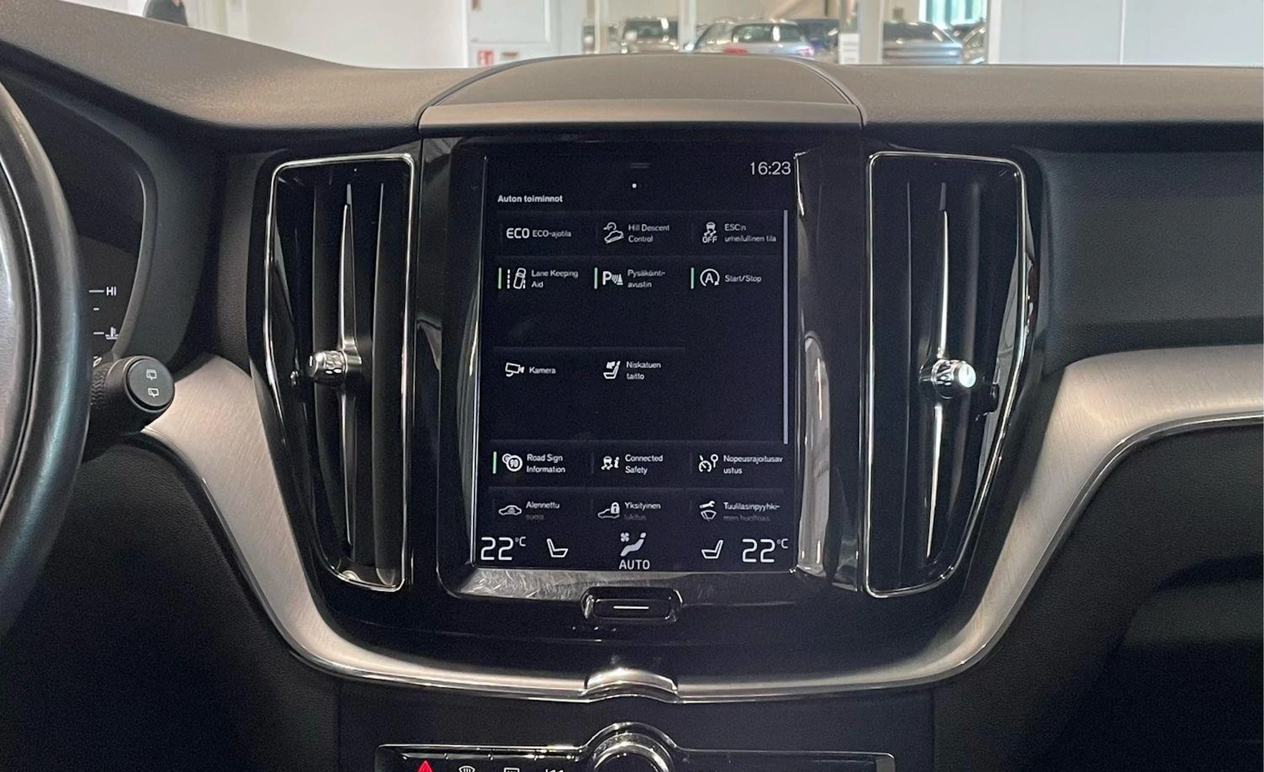 punainen Volvo XC60 2018 kuva 22.